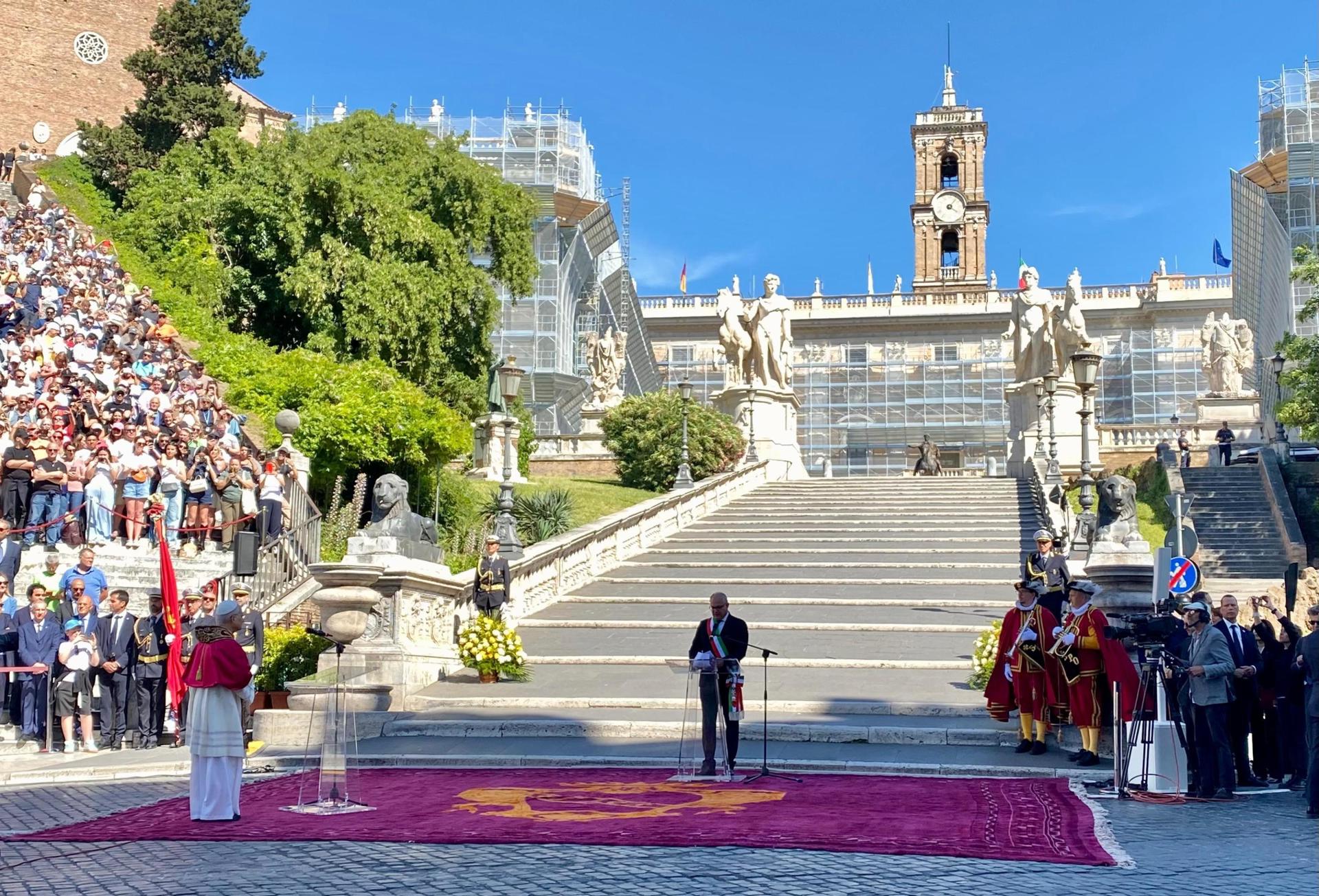 El papa León XIV recibe el homenaje de la ciudad de Roma y de su alcalde, Roberto Gualtieri, a los pies de la escalinata del Campidoglio, que conduce al Ayuntamiento. EFE/EPA/Alessandro di Meo