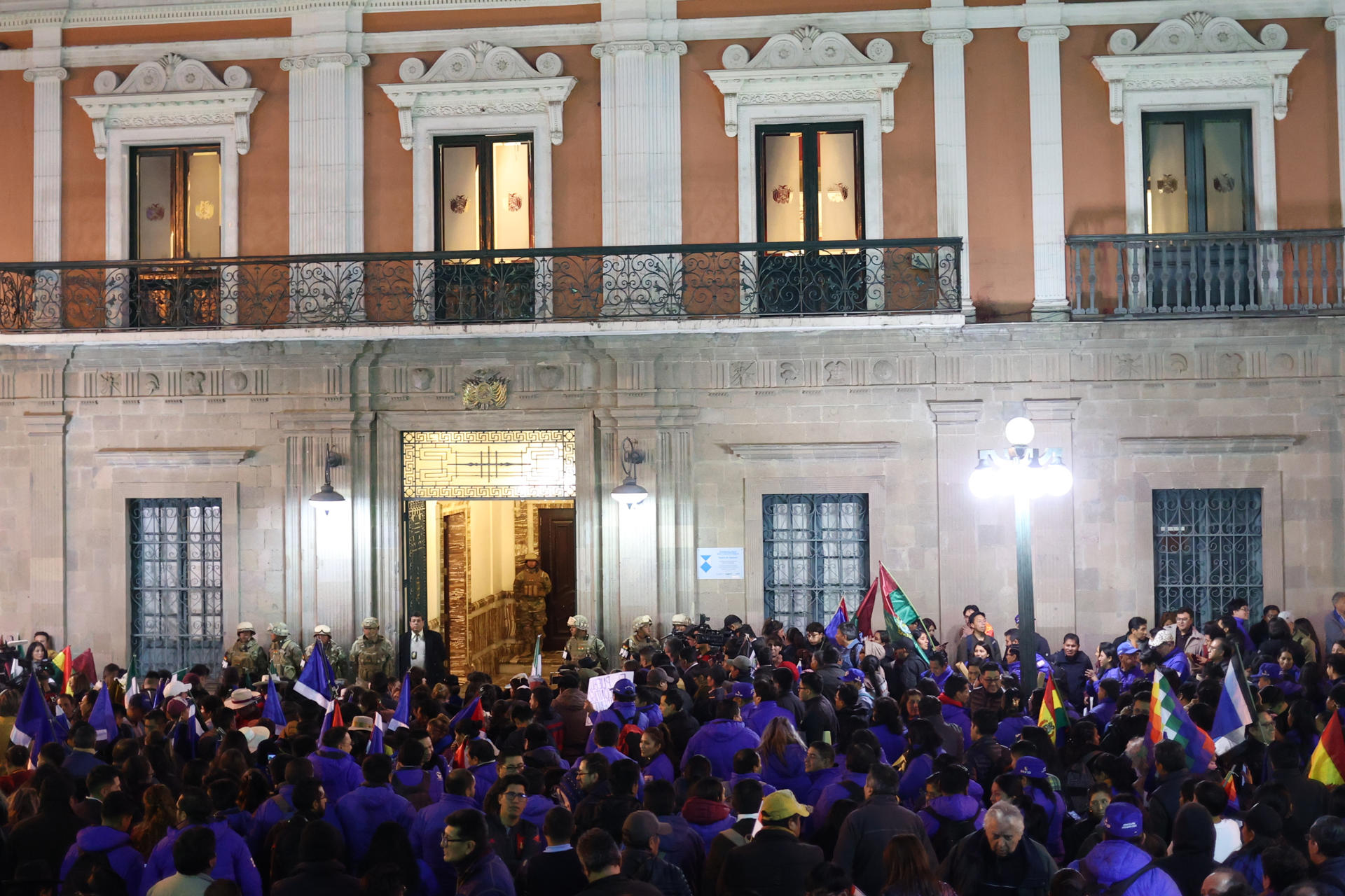 Simpatizantes del presidente de Bolivia, Luis Arce, se reúnen este miércoles, en la Plaza Murillo en La Paz (Ecuador). EFE/Luis Gandarillas
