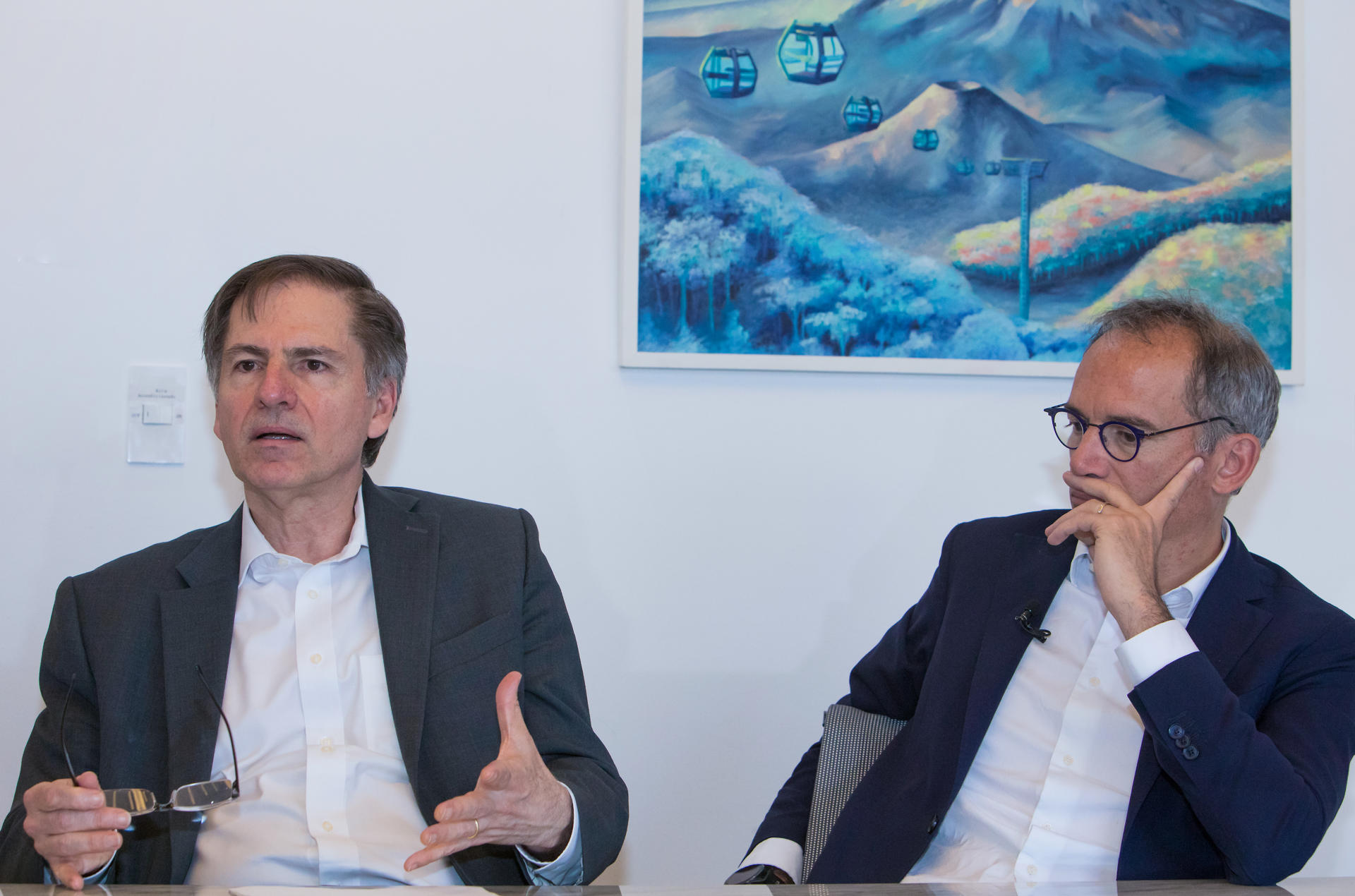 El vicepresidente del IFC, Alfonso García Mora (d) y el vicepresidente del Banco Mundial para América Latina y el Caribe, Carlos Felipe Jaramillo, hablan en entrevista con EFE este jueves en Quito (Ecuador). EFE/Gianna Benalcazar