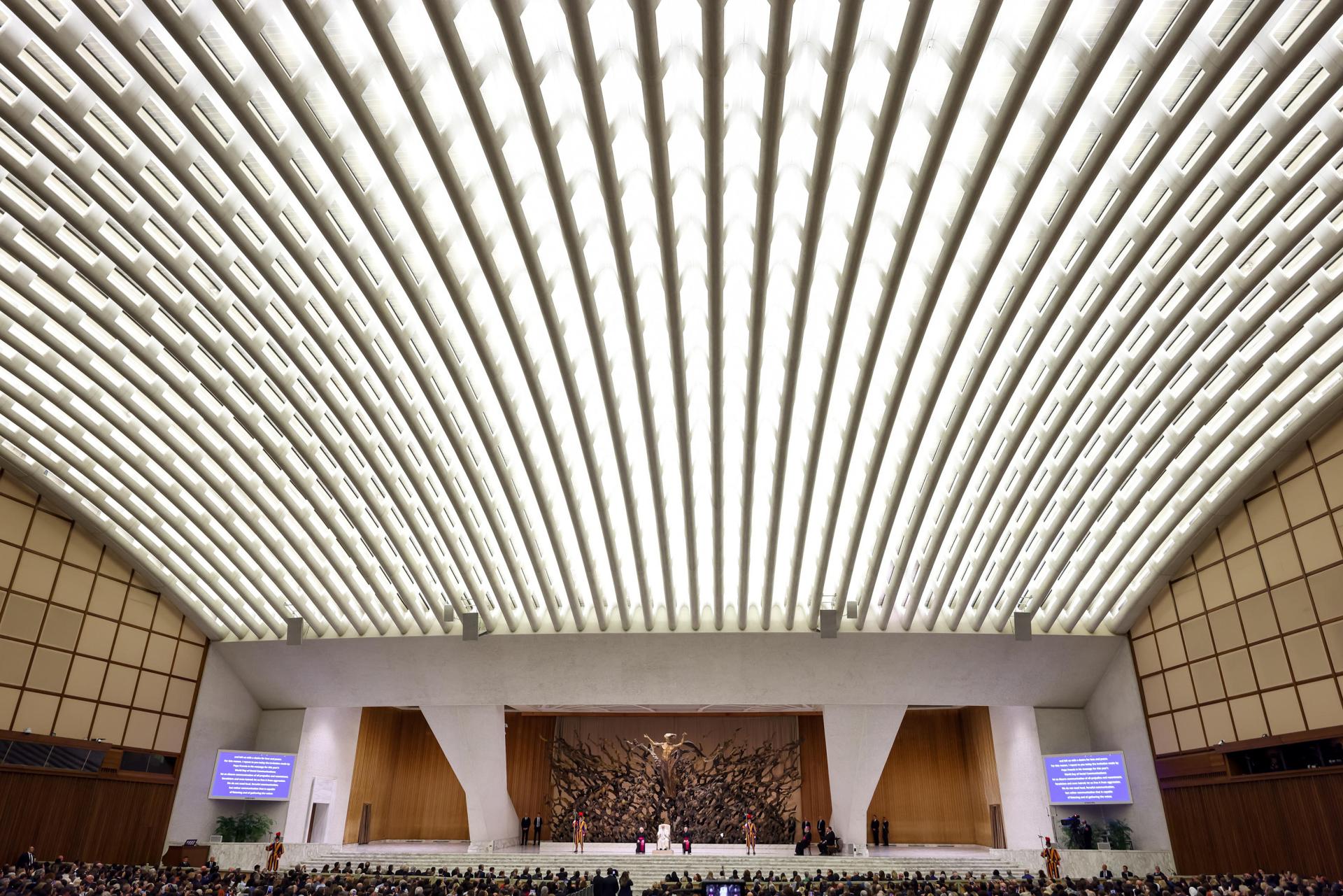 El papa León XIV (C) saluda a los fieles durante una audiencia con representantes de los medios de comunicación en el Salón Nervi del Vaticano, Ciudad del Vaticano, 12 de mayo de 2025. (Papa) EFE/EPA/ANDREA SOLERO
```