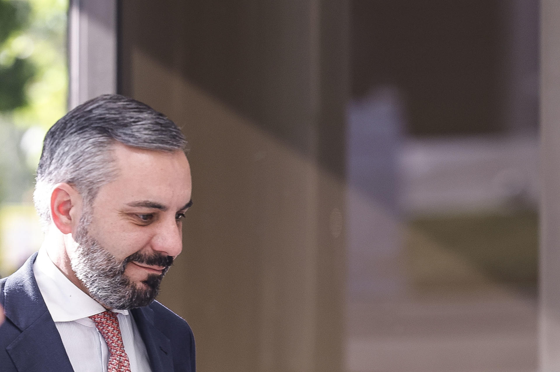 El excoordinador de Personal de Moncloa Raúl Díaz a su llegada este miércoles a los Juzgados de Plaza Castilla, Madrid, donde vuelve a comparecer como testigo ante el juez Juan Carlos Peinado, que también interroga al presidente ejecutivo de Telefónica y expresidente de Indra, Marc Murtra, junto a otros empresarios, en la investigación a la esposa del presidente del Gobierno, Begoña Gómez. EFE/ Javier Lizón