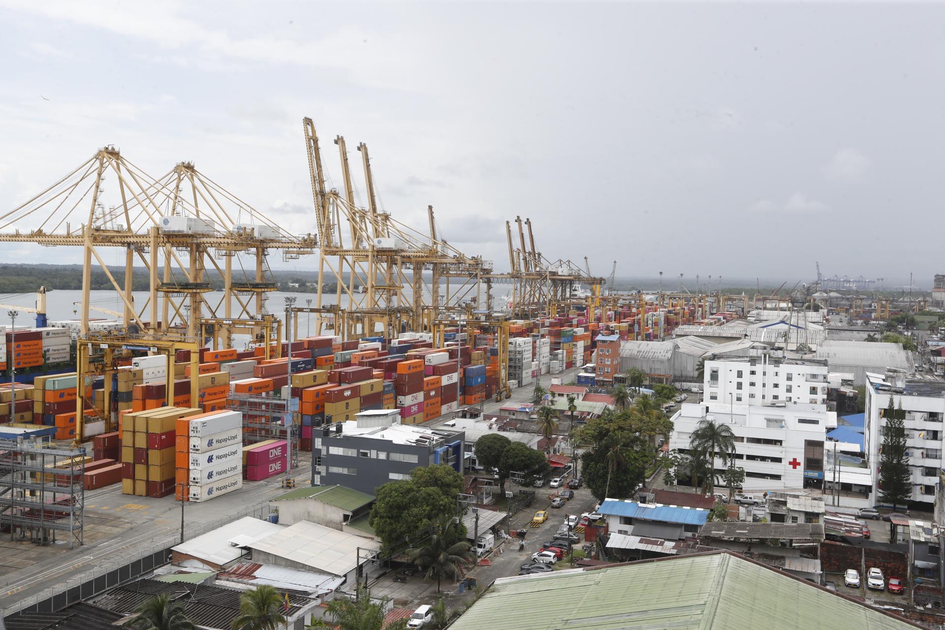Fotografía de archivo que muestra una vista de contenedores en el puerto de Buenaventura (Colombia). EFE/ Ernesto Guzmán