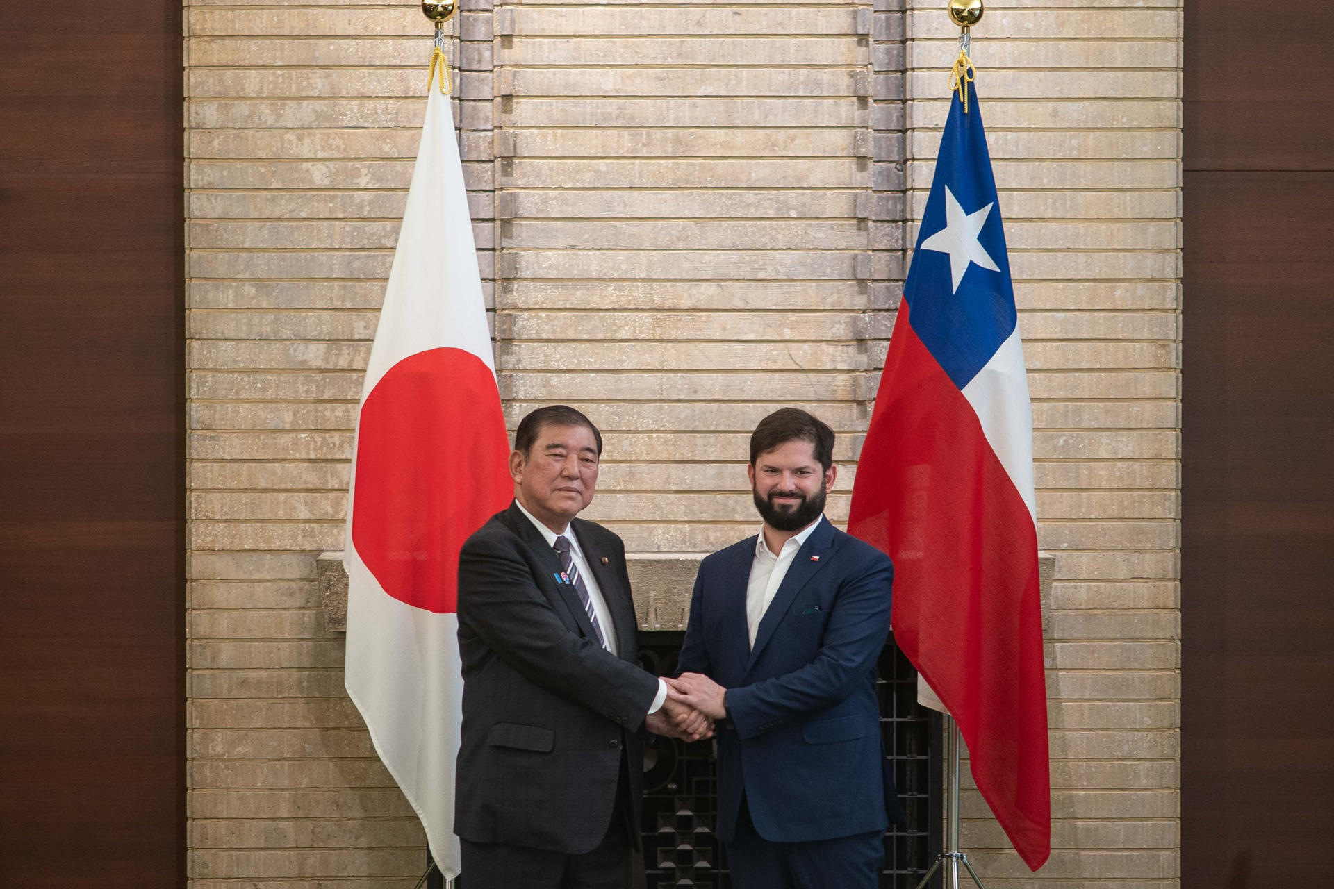 Fotografía cedida por la Presidencia de Chile del presidente de Chile, Gabriel Boric (d), posando con el primer ministro de Japón, Shigeru Ishiba, este domingo, en Tokio (Japón). Boric e Ishiba abordaron la mejora de la cooperación bilateral en áreas como el comercio, la seguridad, las nuevas tecnologías o la prevención de desastres. EFE/ Presidencia de Chile /SOLO USO EDITORIAL/ SOLO DISPONIBLE PARA ILUSTRAR LA NOTICIA QUE ACOMPAÑA (CRÉDITO OBLIGATORIO)