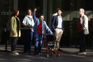 La activista de la izquierda independentista Blanca Serra (c), que denunció haber sido torturada en 1977 en la comisaría de la Via Laietana de Barcelona, a su llegada este lunes a la Fiscalía de Barcelona para declarar en la primera investigación sobre los abusos de la policía franquista en España. EFE/ Quique García