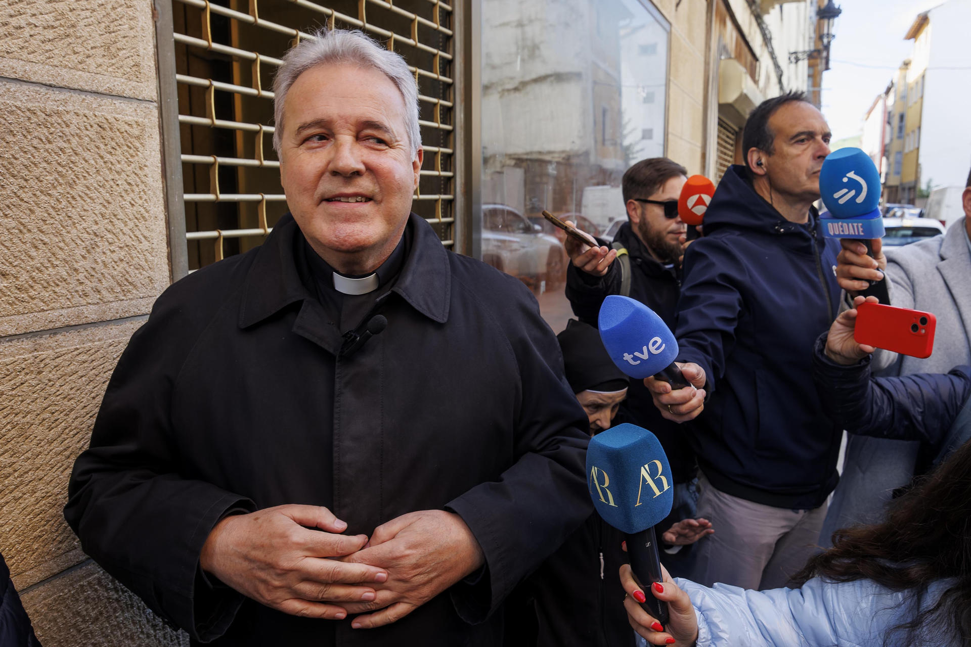 Rueda de prensa del arzobispo de Burgos, Mario Iceta en el Juzgado de Primera Instancia e Instrucción número 1 de Briviesca, en el que va a declarar por la denuncia presentada contra él por cuatro exmonjas clarisas de Belorado, este miércoles. EFE/Santi Otero