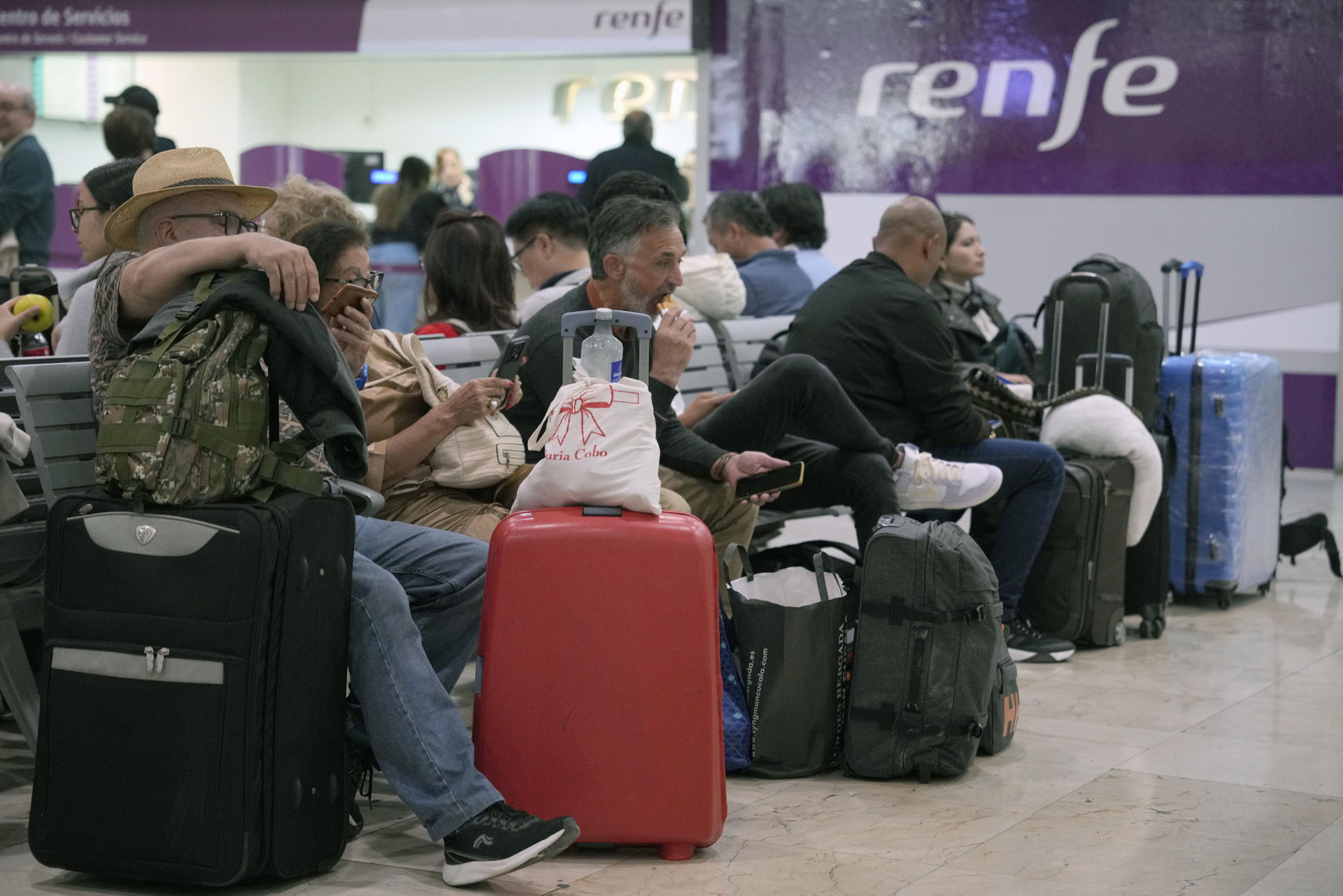 Foto de archivo de viajeros en la Estación de Sants de Barcelona. EFE/Alejandro García
