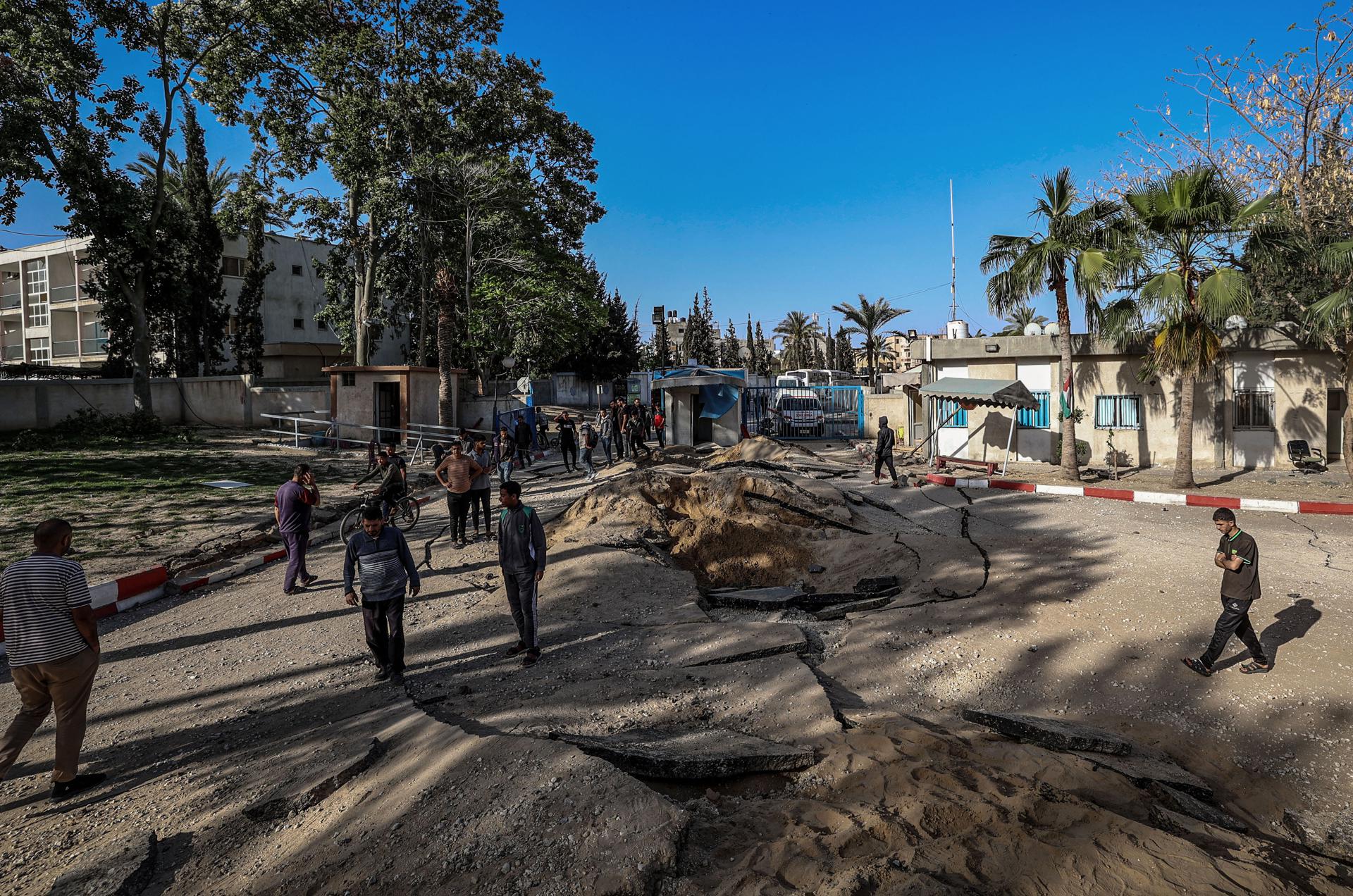 Palestinos inspeccionan los daños en el lugar de un ataque aéreo israelí frente al Hospital Europeo el día anterior, en el este de Jan Yunis, sur de la Franja de Gaza, 14 de mayo de 2025. Según la Defensa Civil en Gaza, al menos 11 palestinos murieron. Más de 52.900 palestinos han muerto en la Franja de Gaza, según el Ministerio de Sanidad palestino, desde que Israel lanzó una campaña militar en la franja en respuesta a un ataque transfronterizo liderado por el grupo militante palestino Hamás el 07 de octubre de 2023, en el que murieron unos 1.200 israelíes y más de 250 fueron tomados como rehenes. EFE/EPA/MOHAMMED SABER