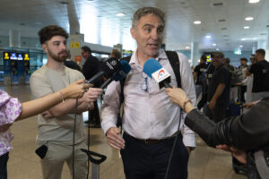 El empresario y responsable de exportación de África y Oriente medio de Taurus, David Balbás, atiende a los medios a su llegada al aeropuerto de Barcelona procedentes de Roma tras estar atrapados en Libia , formaban parte de los nueve empresarios españoles que se vieron atrapados en Trípoli (Libia) por los enfrentamientos armados entre milicias llegaron anoche al aeropuerto de Fiumicino de Roma, desde donde este viernes han tomado sus vuelos de regreso a España. EFE/ Marta Pérez