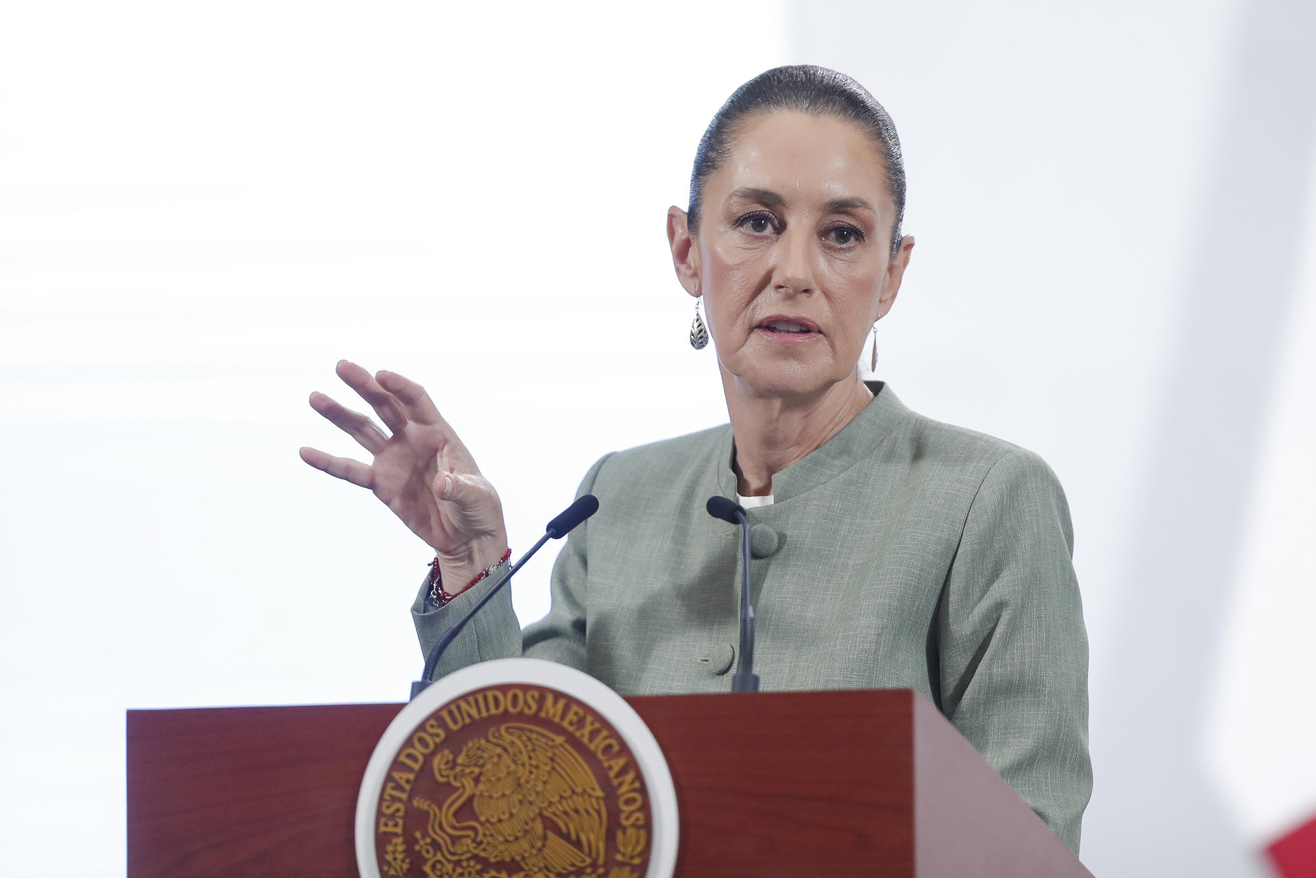 La presidenta de México, Claudia Sheinbaum, participa durante una rueda de prensa este miércoles en Palacio Nacional en Ciudad de México (México). EFE/ Isaac Esquivel
