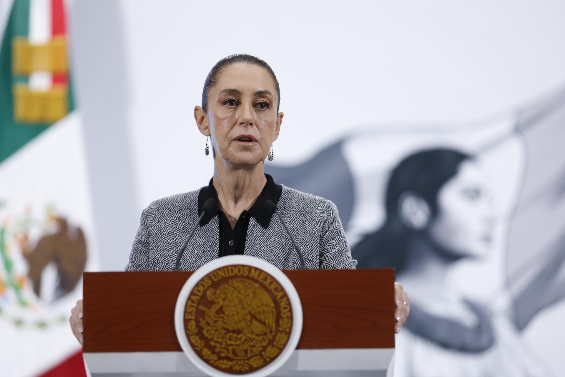 La presidenta de México, Claudia Sheinbaum, habla este miércoles durante una rueda de prensa matutina en Palacio Nacional de la Ciudad de México (México). EFE/Sáshenka Gutiérrez