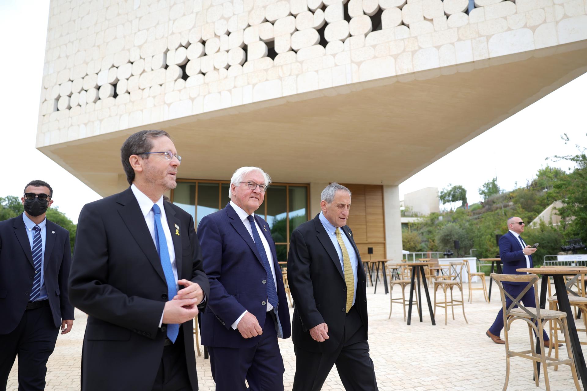 - El presidente israelí Isaac Herzog (2-I) y el presidente alemán Frank-Walter Steinmeier (C) visitan la Biblioteca Nacional de Israel en Jerusalén, 13 de mayo de 2025. La visita de Steinmeier tiene lugar con motivo del 60 aniversario del establecimiento de relaciones diplomáticas entre Alemania e Israel. (Alemania, Jerusalén) EFE/EPA/ABIR SULTAN