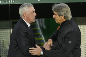 El entrenador del Betis, Manuel Pellegrini, saluda al del Real Madrid, Carlo Ancelotti (i), antes del partido que enfrentó a ambos equipos el pasado 1 de marzo. EFE/Raúl Caro