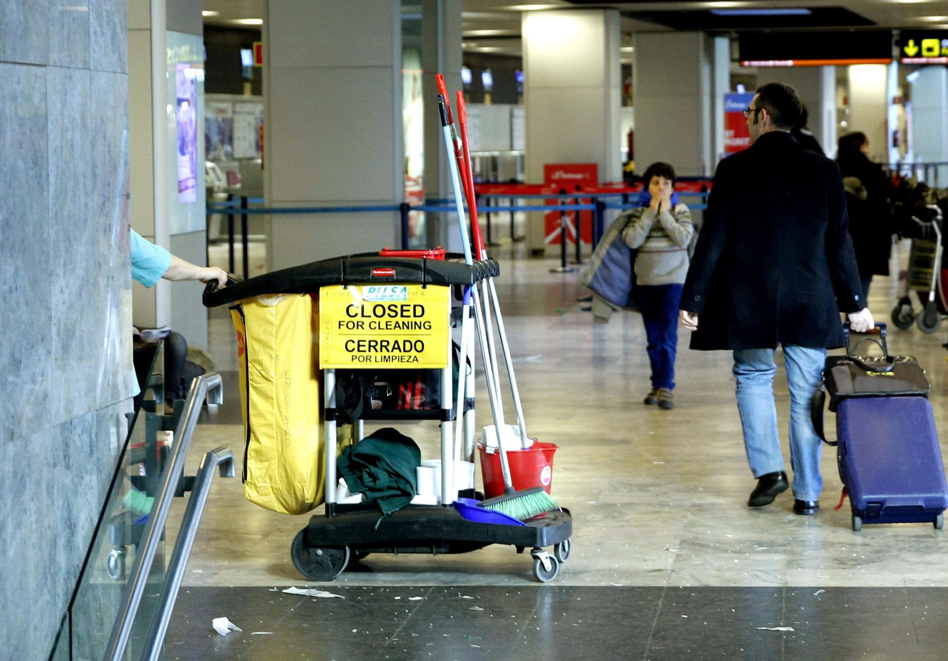 Imagen de archivo de un carro de limpieza en el aeropuerto de Barajas, en Madrid. EFE/ J J Guillén