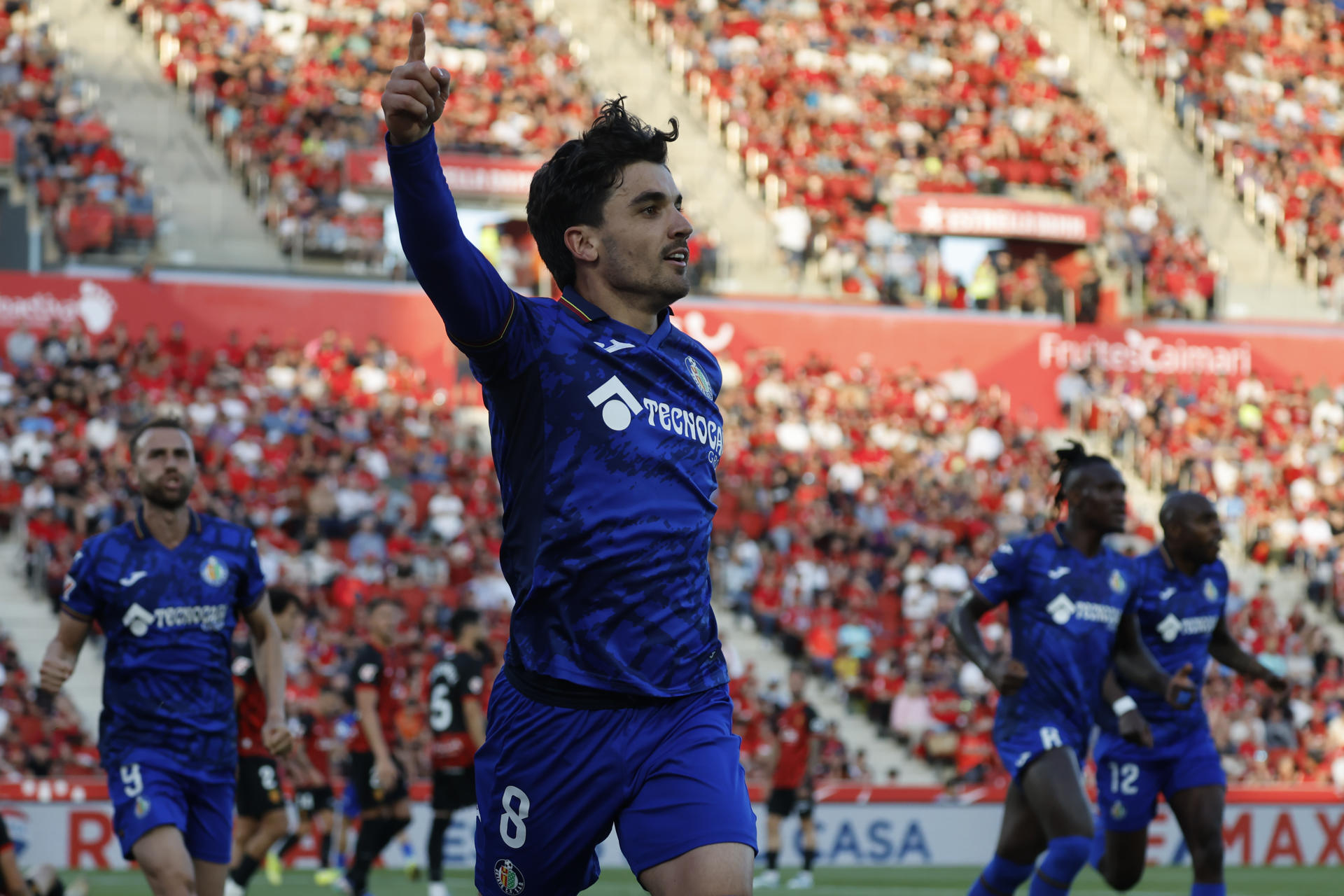 El centrocampista uruguayo del Getafe Mauro Arambarri (c) celebra tras marcar el 0-1 contra el Mallorca. EFE/ Cati Cladera