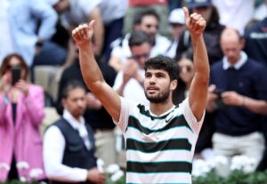 El español Carlos Alcaraz celebra su triunfo tras ganar su partido de primera ronda masculino contra el italiano Giulio Zeppier en Roland Garros en París, -EFE/ Christophe Petit Tesson