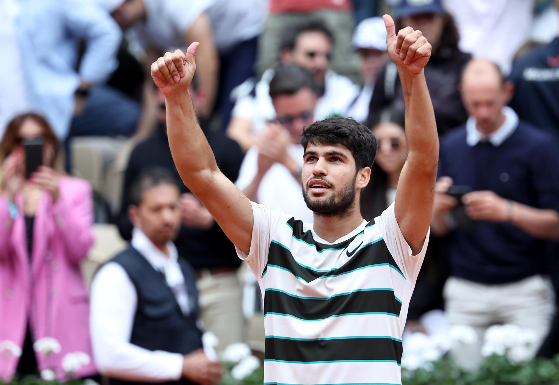 El español Carlos Alcaraz celebra su triunfo tras ganar su partido de primera ronda masculino contra el italiano Giulio Zeppier en Roland Garros en París, -EFE/ Christophe Petit Tesson