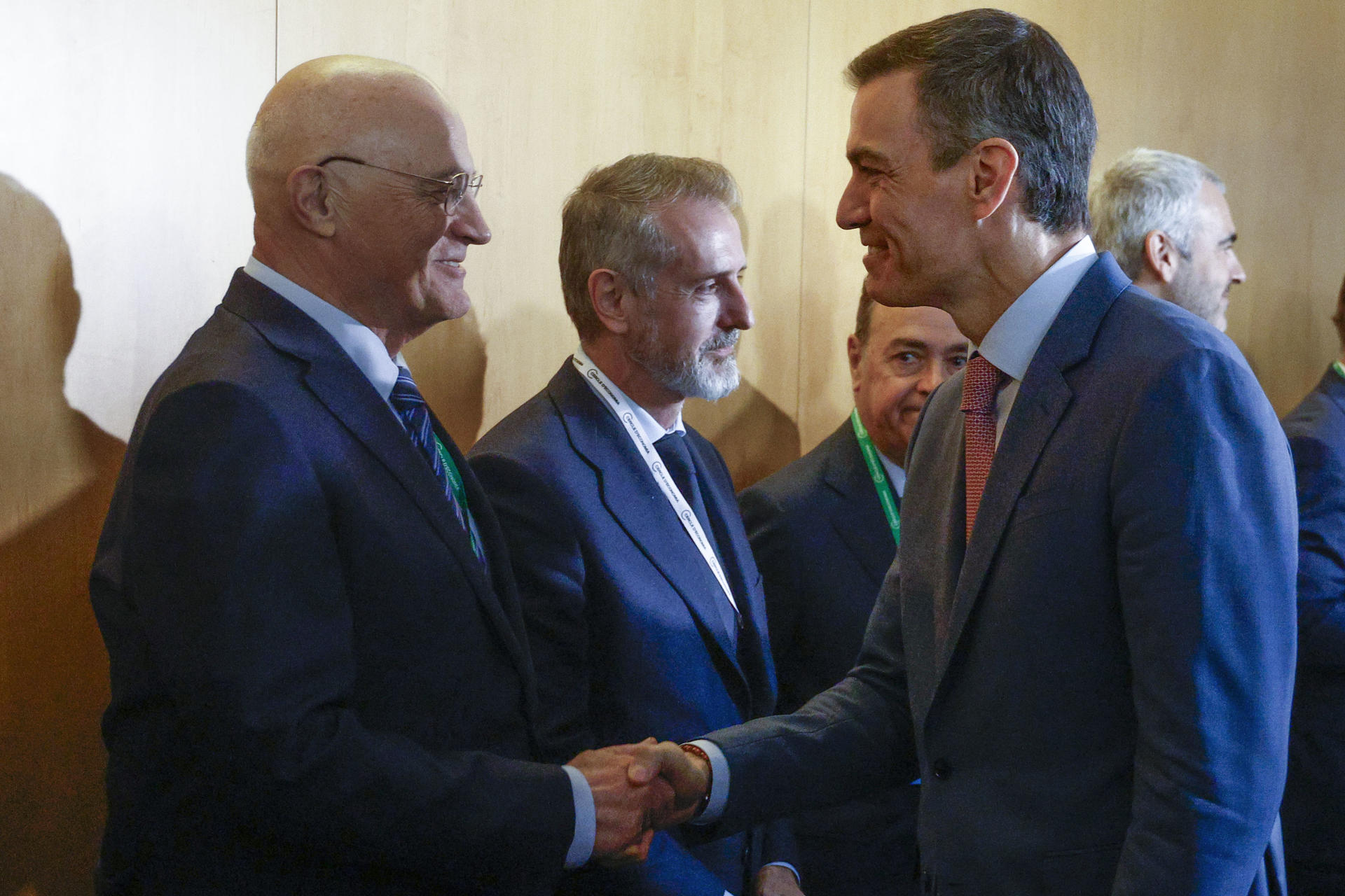 El presidente del Gobierno, Pedro Sánchez, saluda al presidente del Banc Sabadell, Josep Oliu (i), a su llegada a la inauguración de la reunión anual del Cercle d'Economia. EFE/Quique García