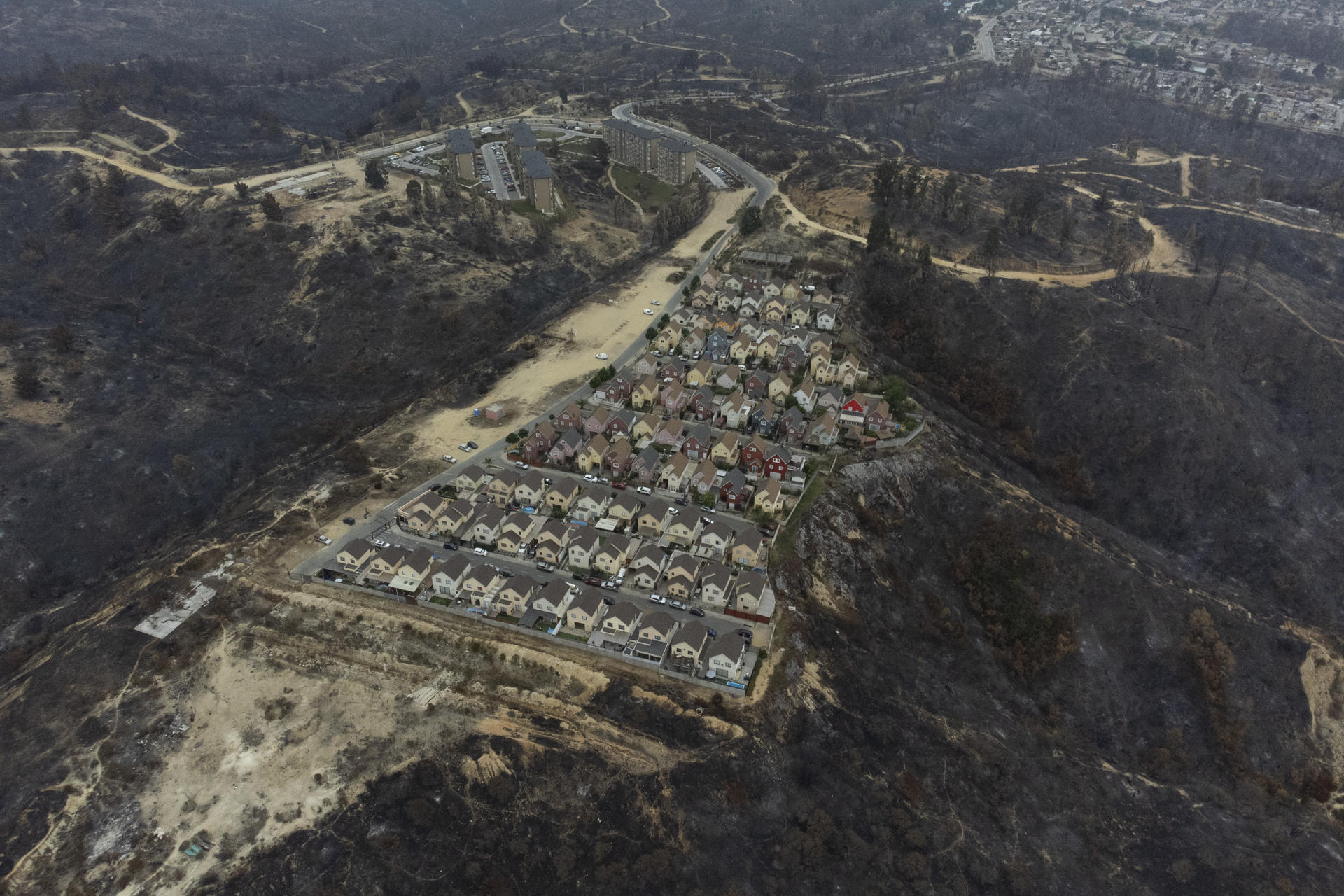 Fotografía de archivo, tomada el 13 de febrero de 2024, de una vista panorámica aérea del barrio Botania, en Quilpué, a unos 20 km de Valparaíso (Chile), que fue afectada por los incendios forestales días antes. EFE/Adriana Thomasa