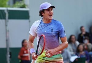 Joao Fonseca en triunfo en Roland Garros ante el polaco Hubert Hurkacz. EFE/EPA/CHRISTOPHE PETIT TESSON