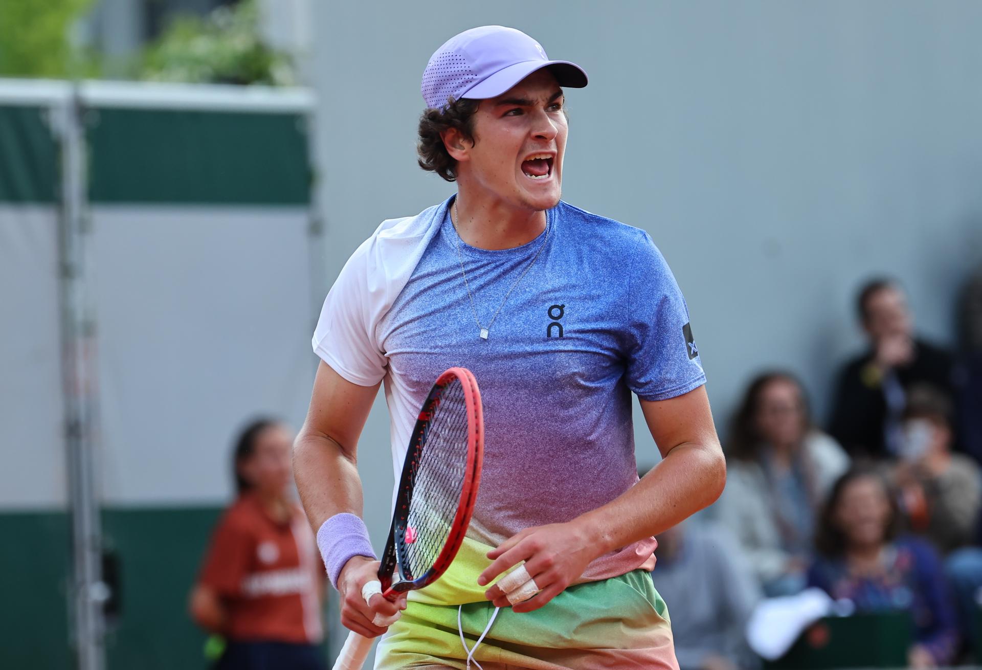 Joao Fonseca en triunfo en Roland Garros ante el polaco Hubert Hurkacz. EFE/EPA/CHRISTOPHE PETIT TESSON