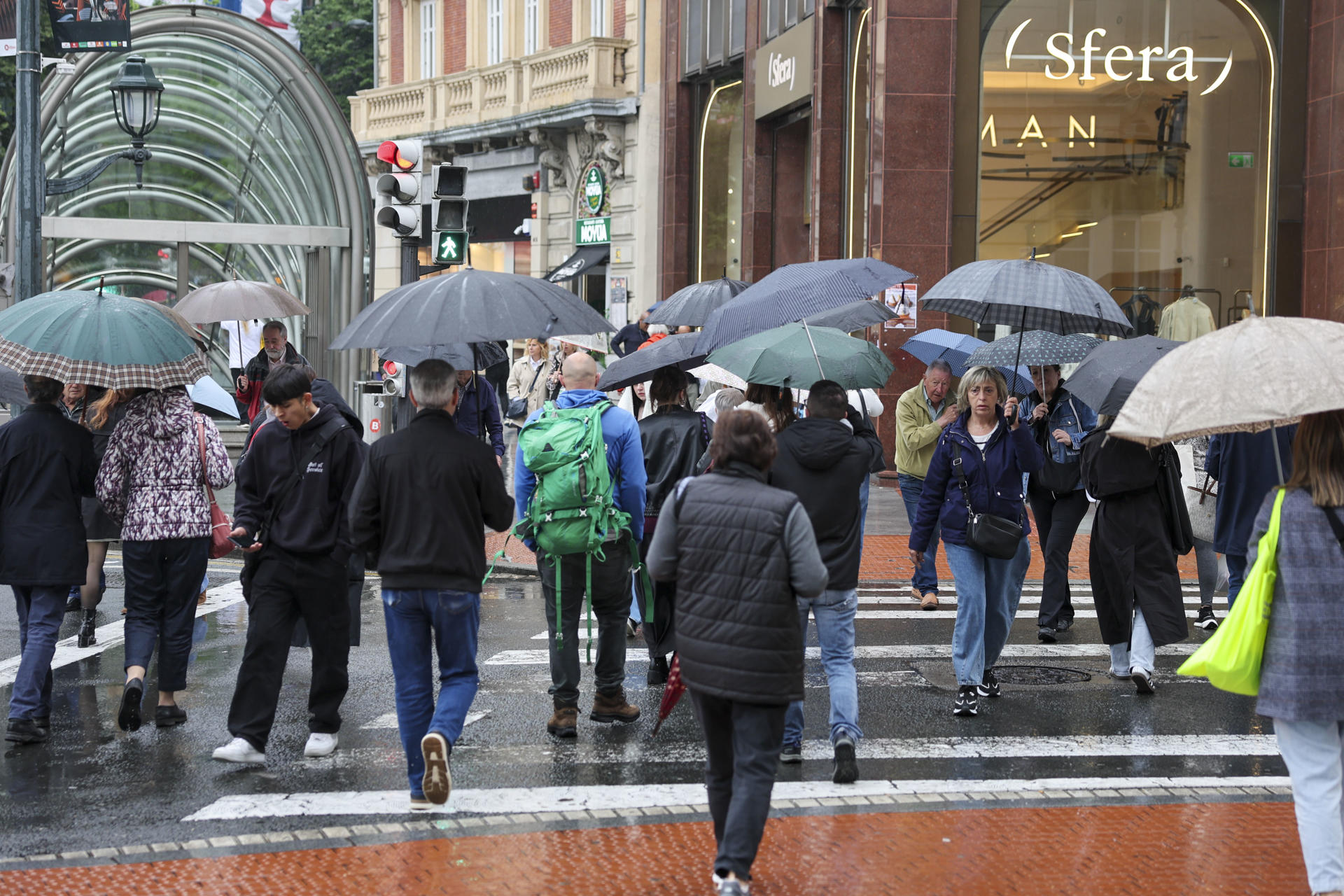 Viandantes bajo la lluvia ayer en Bilbao. EFE/Luis Tejido
