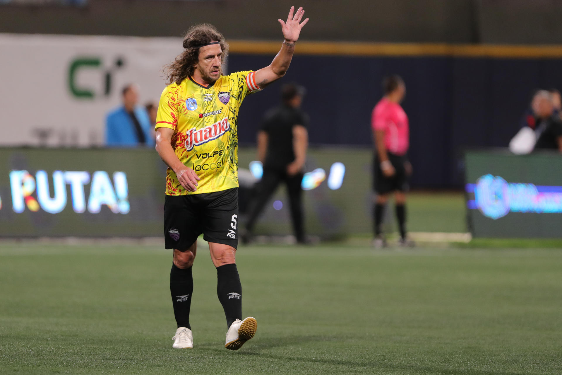 El español Carles Puyol saluda durante un partido de la Liga Monumental en el estadio Monumental de Caracas. EFE/ Ronald Peña R.