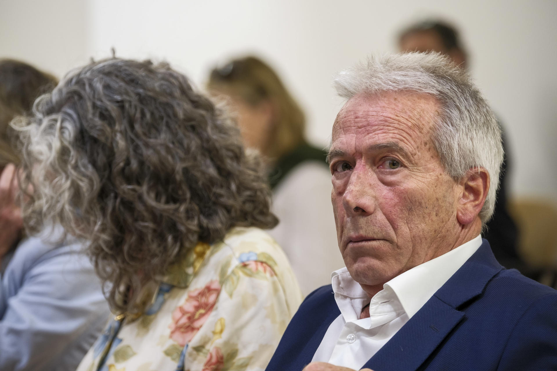 El empresario ruso afincado en Gran Canaria Vladimir Kokorev (en la pantalla) ha aceptado este lunes en la Audiencia de Las Palmas una condena de dos años y tres meses de cárcel -tiempo que ya ha cumplido en prisión preventiva- y 20 millones de euros de multa tras confesar que blanqueó 58 millones no declarados de sus negocios con Guinea Ecuatorial entre 1999 y 2012. En la imagen, el también acusado, el letrado Juan Arencibia, junto a sus hermanas. EFE/ Ángel Medina G.