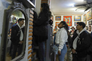 Personas hacen fila para ingresar a uno de los espacios culturales abiertos este sábado, durante la Larga Noche de los Museos, en La Paz (Bolivia). EFE/ Gabriel Márquez.