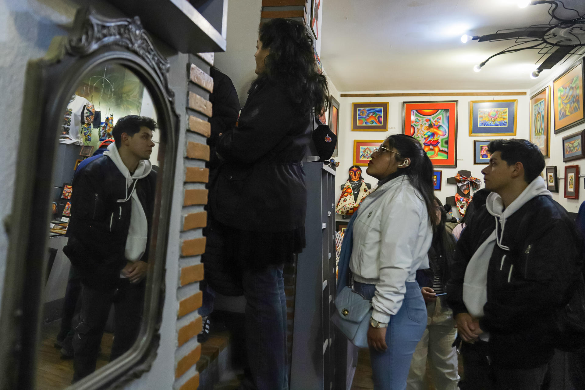Personas hacen fila para ingresar a uno de los espacios culturales abiertos este sábado, durante la Larga Noche de los Museos, en La Paz (Bolivia). EFE/ Gabriel Márquez.