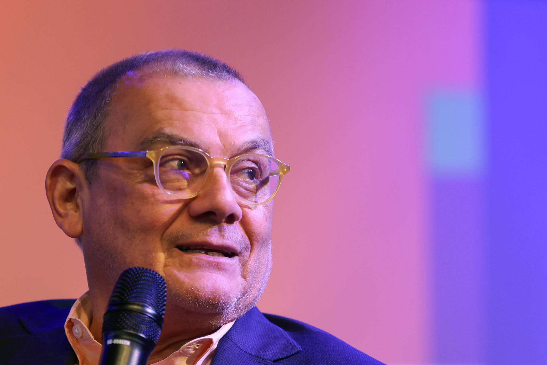 El escritor salvadoreño Horacio Castellanos Moya habla durante un encuentro literario en el Festival Centroamérica Cuenta en Ciudad de Guatemala (Guatemala). EFE/ Mariano Macz