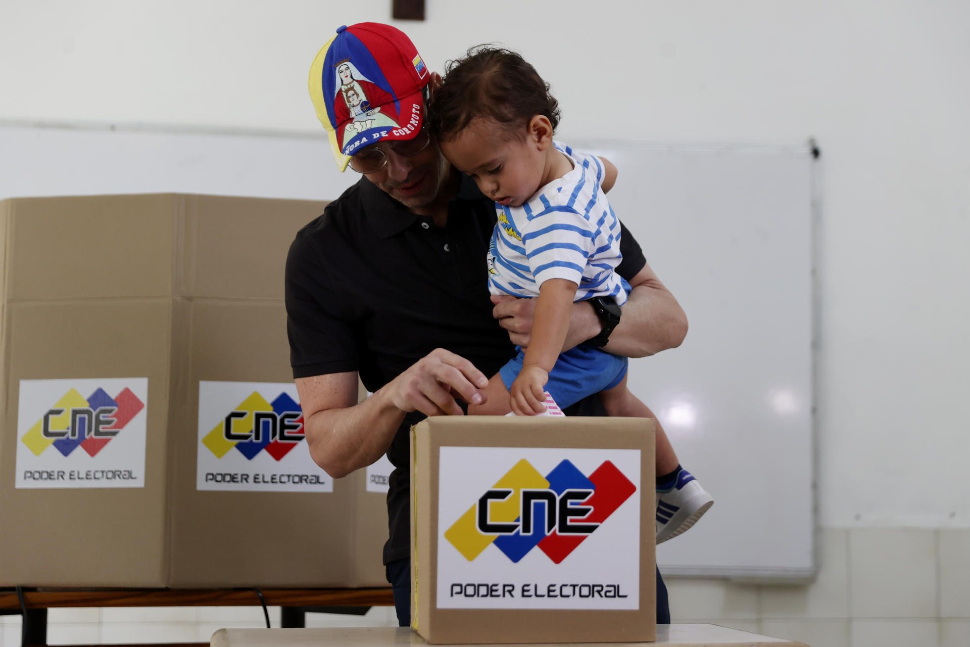 El candidato opositor Henrique Capriles ejerce su derecho al voto este domingo en Caracas (Venezuela). EFE/ Ronald Peña R