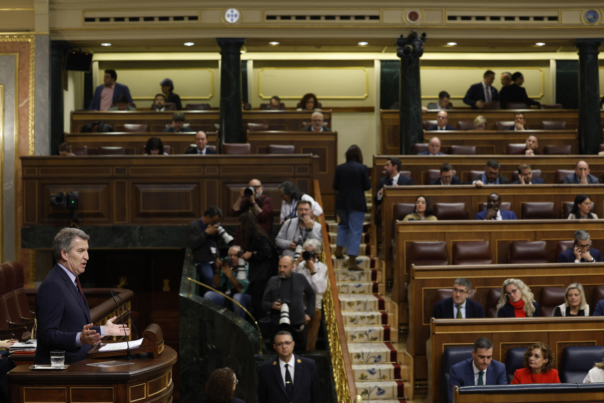 El líder del PP, Alberto Núñez Feijóo, en el Congreso. EFE/ Javier Lizón