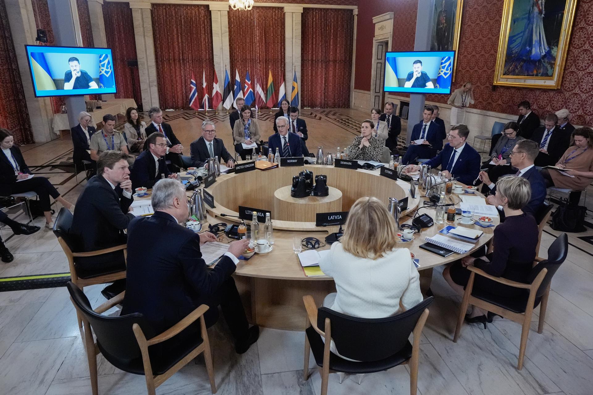 Primer ministro de Noruega Jonas Gahr Store (C, atrás), presidente de Finlandia Alexander Stubb (D), primer ministro de Gran Bretaña Keir Starmer (C-I, atrás), primer ministro de Dinamarca Mette Frederiksen (C-D, atrás), primer ministro de Estonia Kristen Michal (2-D), primer ministro de Islandia Kristrun Frostadottir (C-D, frente), primer ministro de Suecia Ulf Kristersson (2-I), presidente de Lituania Gitanas Nauseda (C-I, frente), ministro de Defensa holandés Ruben Brekelmans (I), primer ministro de Letonia Evika Silina (C, frente) y el presidente de Ucrania, Volodymyr Zelensky (a través de enlace de vídeo) participan en una cumbre de líderes de la Fuerza Expedicionaria Conjunta (JEF) sobre seguridad en Oslo, Noruega, el 9 de mayo de 2025. La JEF es una colaboración sobre los intereses de política de seguridad entre varias naciones del norte de Europa. (Dinamarca, Finlandia, Gran Bretaña, Islandia, Letonia, Lituania, Noruega, Suecia, Ucrania, Reino Unido) EFE/EPA/Lise Aserud NORUEGA FUERA