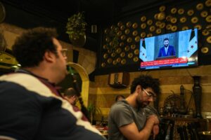 Los sirios ven un discurso del presidente sirio Ahmad al-Sharaa, después de la decisión de Trump de levantar las sanciones a Siria, en el café Al-Rawda en el centro de Damasco, Siria, 14 de mayo de 2025. EFE/AHMAD FALLAHA