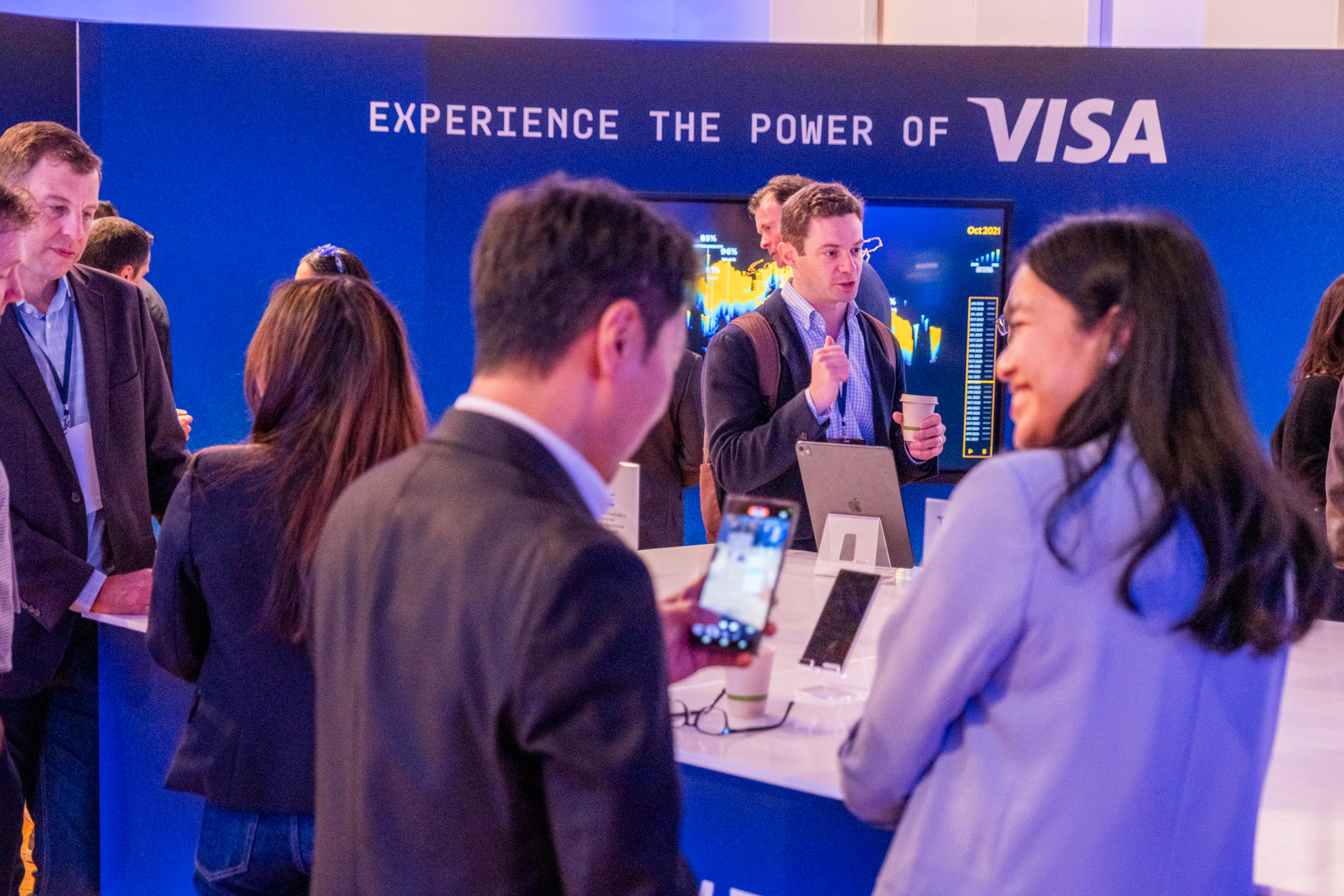 Personas asisten a la conferencia Visa Global Product Drop en The Midway en San Francisco, California (Estados Unidos). EFE/ Camille Cohen