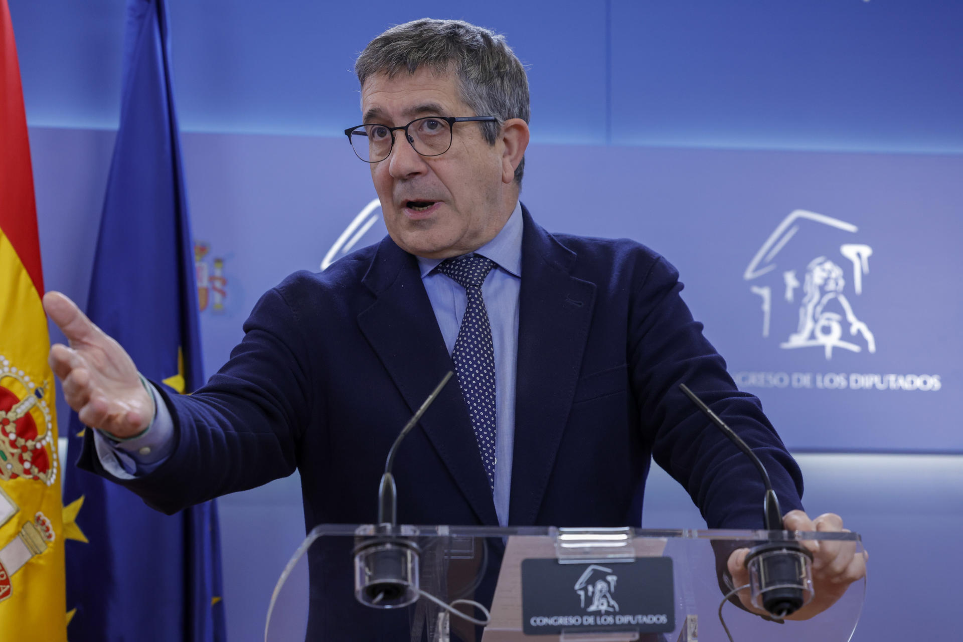 El portavoz del PSOE en el Congreso, Patxi López durante de una rueda de prensa tras la reunión de la Mesa del Congreso, este martes. EFE/Zipi