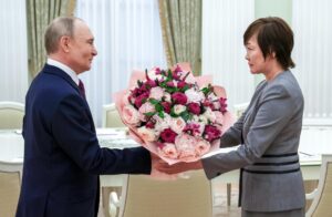 El presidente ruso, Vladimir Putin (I), recibe a Akie Abe, viuda del ex primer ministro japonés Shinzo Abe, en el Kremlin de Moscú, Rusia, el 29 de mayo de 2025. Shinzo Abe fue asesinado a tiros durante un acto de campaña preelectoral en 2022. (Japón, Rusia, Moscú) EFE/EPA/VYACHESLAV PROKOFYEV/SPUTNIK/KREMLIN POOL / POOL CRÉDITO OBLIGATORIO