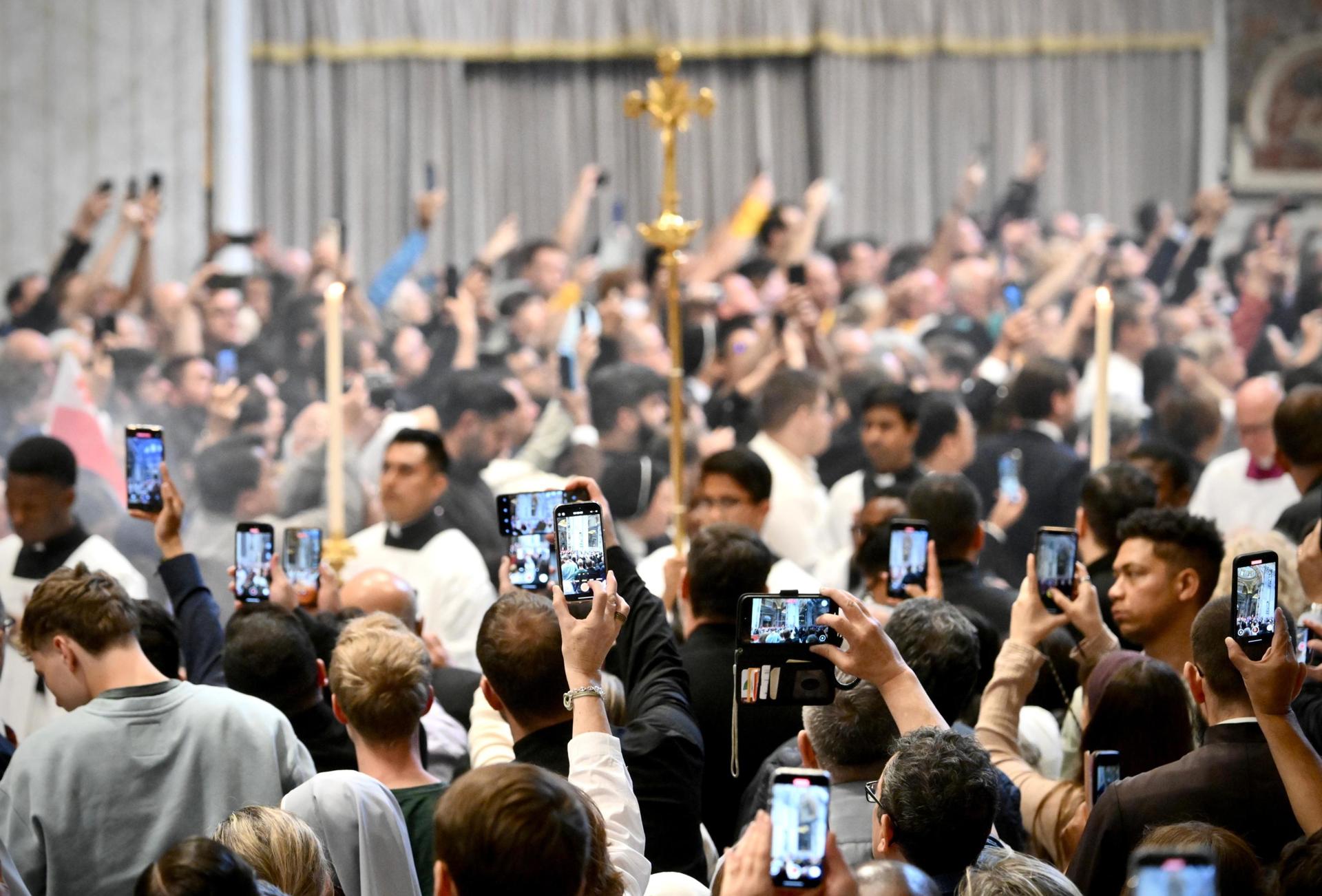 Fieles asisten a la misa 'Pro eligendo papa' en la basílica de San Pedro en el Vaticano, el 7 de mayo de 2025. EFE/EPA/ALESSANDRO DI MEO