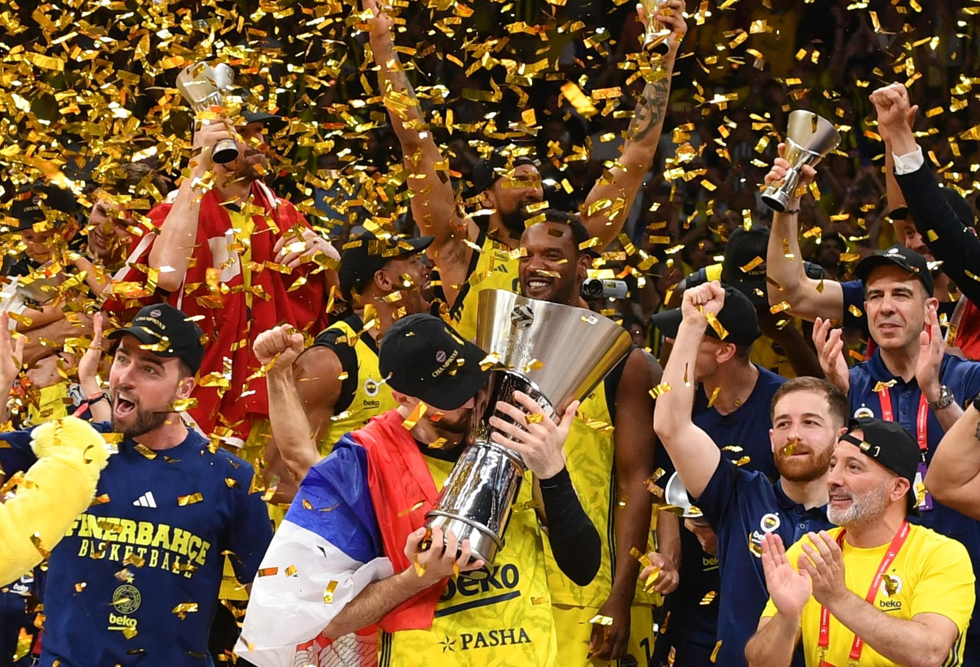 El jugador del Fenerbahce Marko Guduricbesa el trofeo de la Euroliga en Abu Dabi (Emiratos Árabes Unidos) EFE/EPA/RYAN LIM