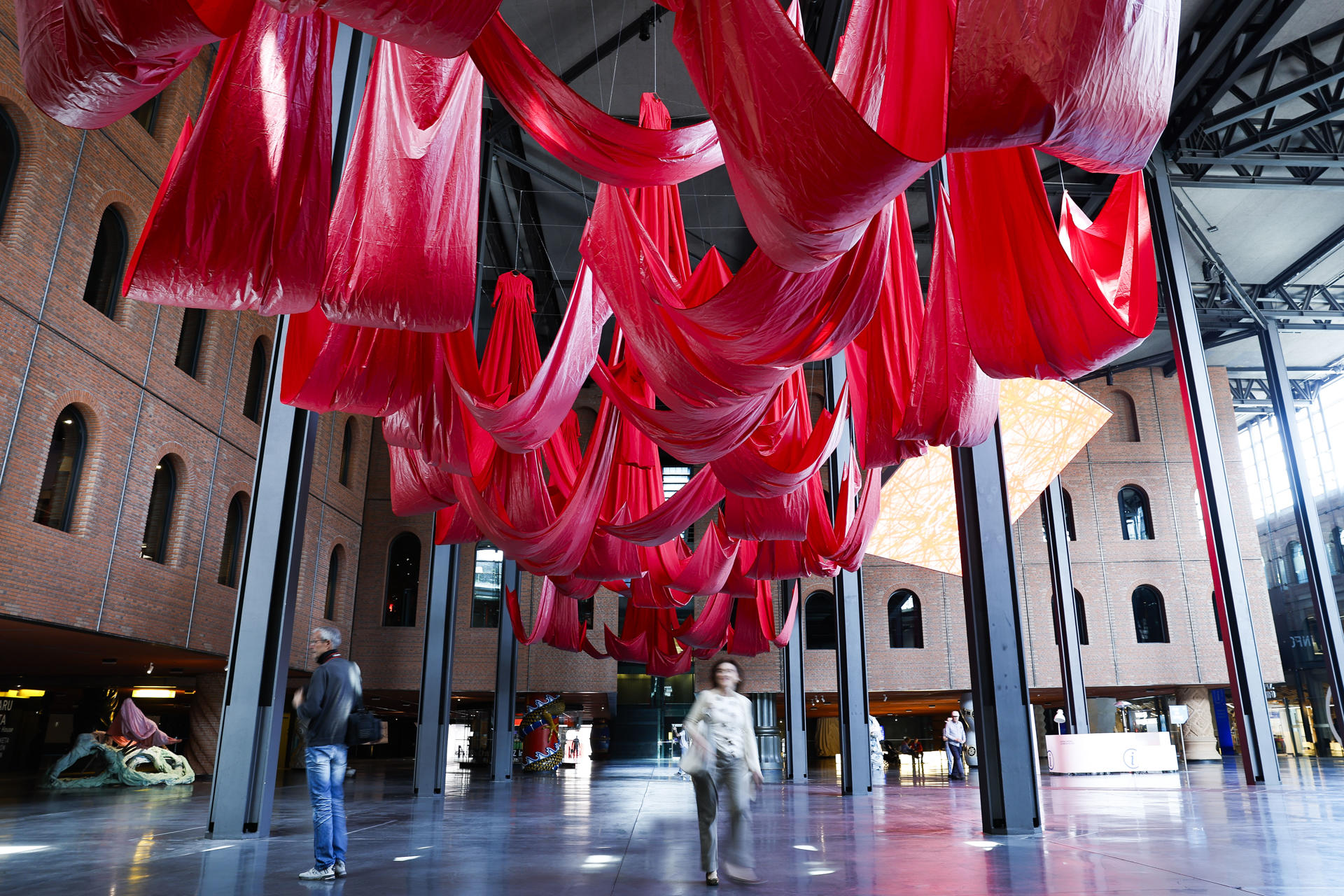 La artista japonesa Chiharu Shiota ha presentado este martes una exposición monográfica en Azkuna Zentroa-Alhóndiga Bilbao. EFE/ Miguel Toña