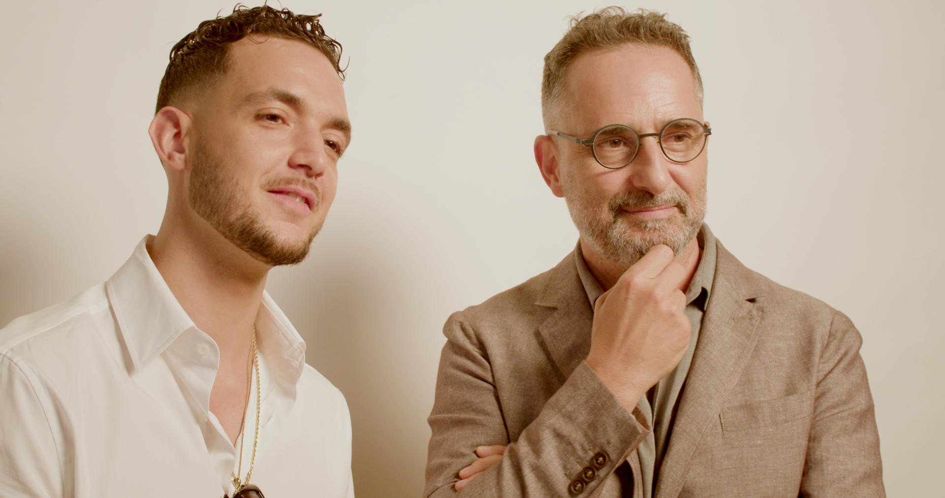 Fotografía cedida por la Academia Latina de la Grabación donde aparecen el español C. Tangana (i) y el uruguayo Jorge Drexler (d) durante la grabación de un episodio del pódcast 'Grammofonías'. EFE/Academia Latina de la Grabación