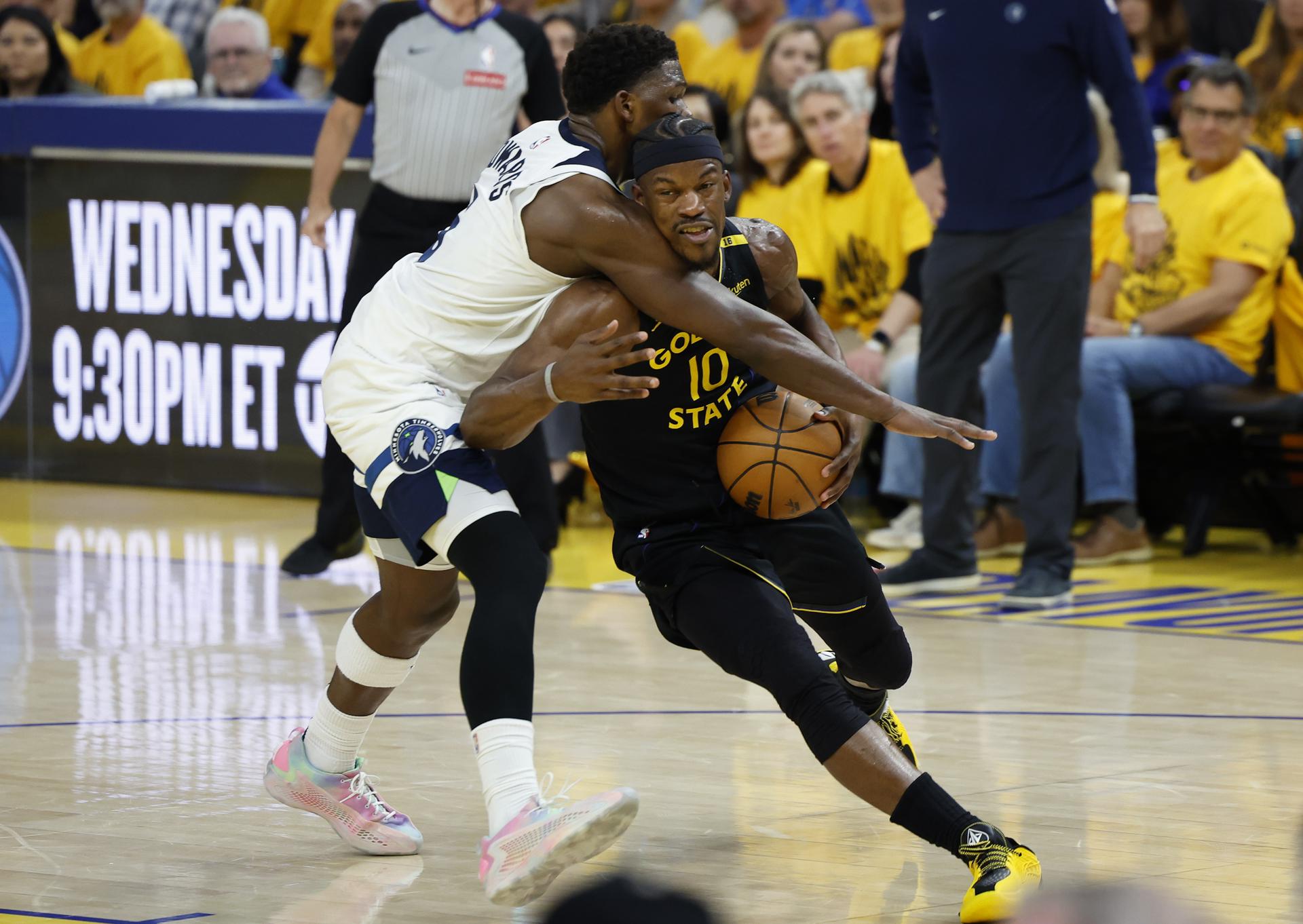 SAN FRANCISCO (United States).- Jimmy Butler, de Golden State Warriors, provoca la falta de Anthony Edwards, de Minnesota Timberwolves, durante la segunda parte del cuarto encuentro de las semifinales de la Conferencia del Oeste de la NBA en el que se impusieron los Wolves. EFE/EPA/JOHN G. MABANGLO.