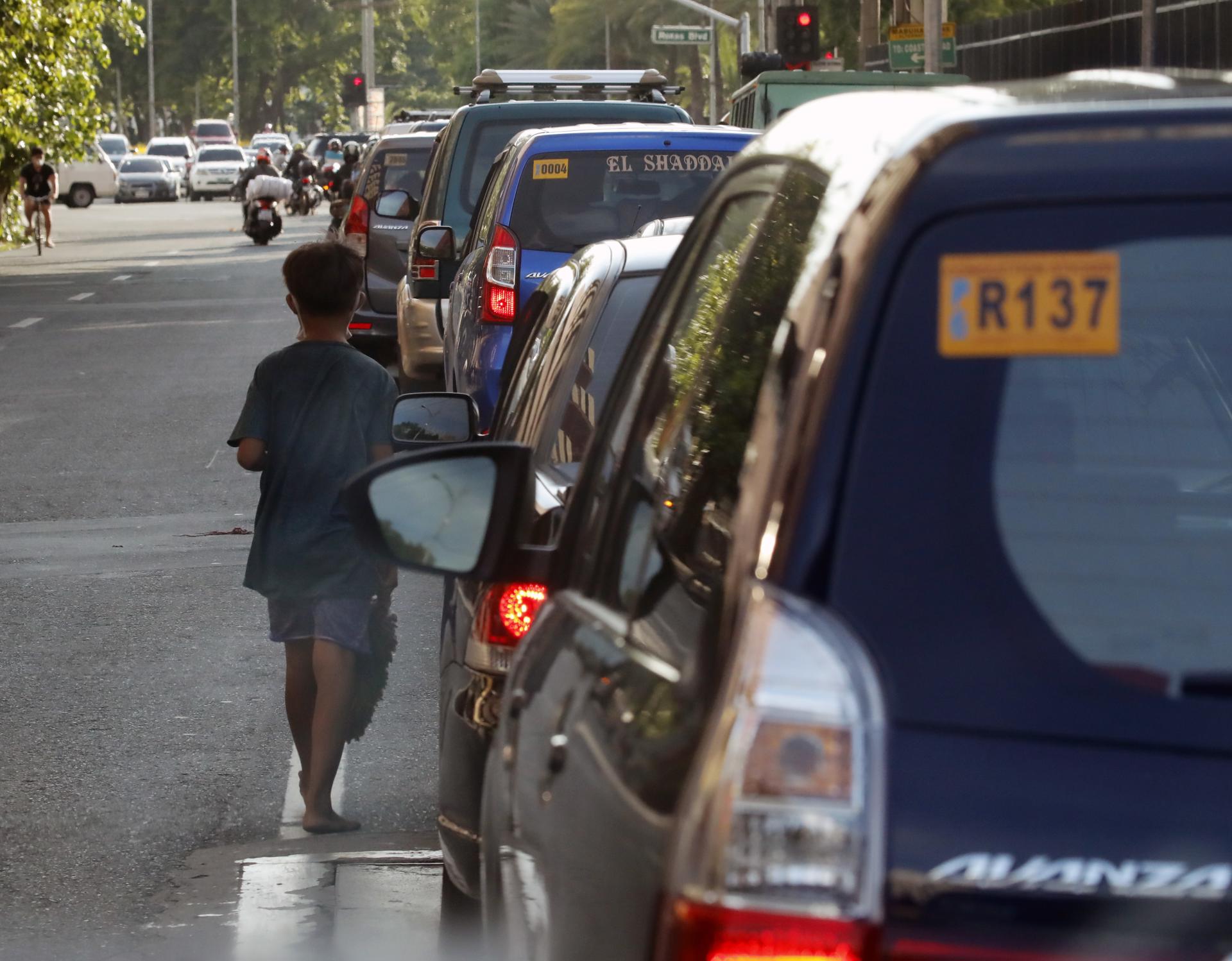 Fotografía de archivo, tomada el 08/06/2020, que muestra a un niño filipino que pedía dinero en una vía pública de Manila. EFE/EPA/FRANCIS R. MALASIG