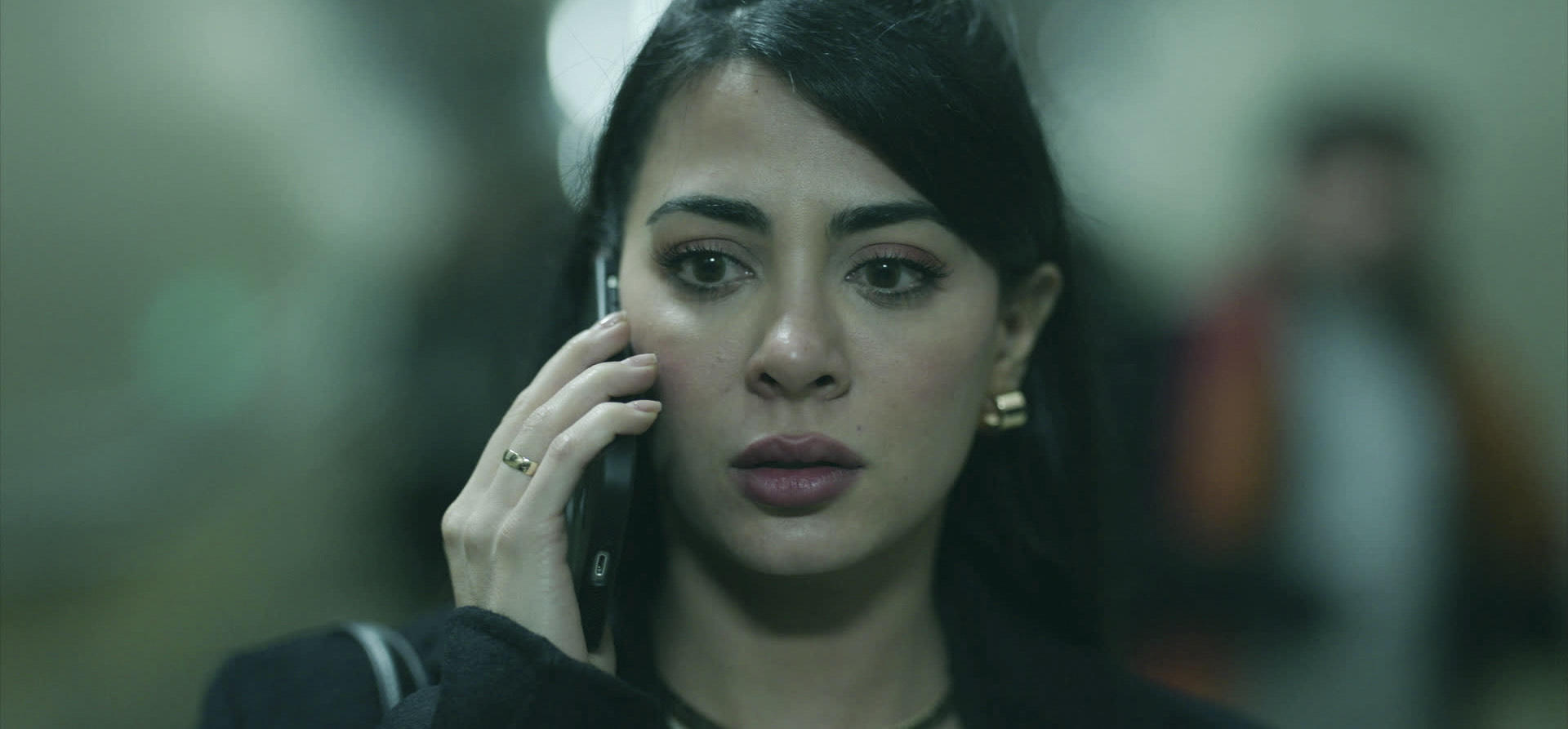 Fotograma cedido por HVMI Rosario Film donde aparece la actirz Emeraude Toubia representando a Rosario Fuentes durante una escena de la película de terror 'Rosario' que llegará a las salas de cine este viernes. Toubia,quien comenzó como reina de belleza y ha construido una carrera actoral de más de una década, debuta en cines con 'Rosario', una película de terror que combina brujería con temas de identidad y migración. EFE/ Hvmi Rosario Film