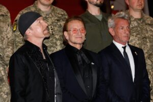 The Edge, Bono y Sean Penn en el estreno de 'Bono: Stories of Surrender' durante el 78.º Festival de Cine de Cannes, en Cannes, Francia, el 16 de mayo de 2025. EFE/EPA/MOHAMMED BADRA