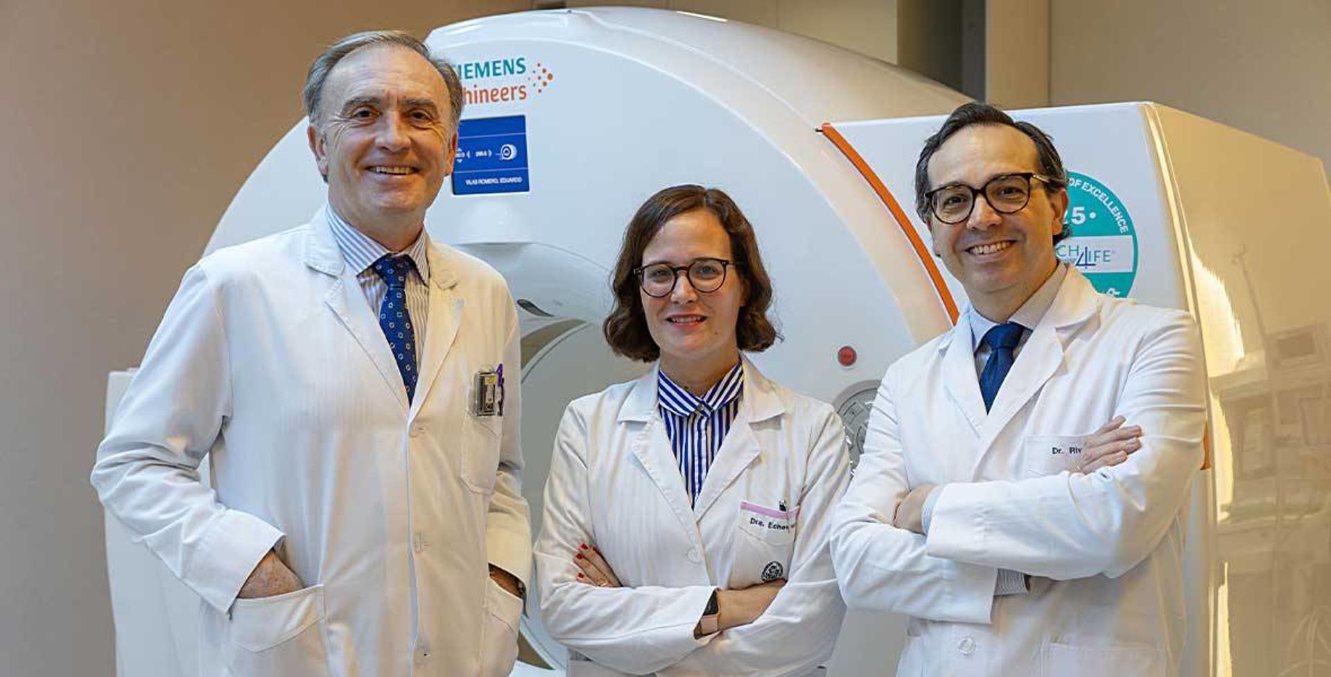 Fotografía facilitada por la Clínica Universidad de Navarra de (izquierda a derecha, el doctor Arbizu, la doctora Echeveste y el doctor Mario Riverol. EFE