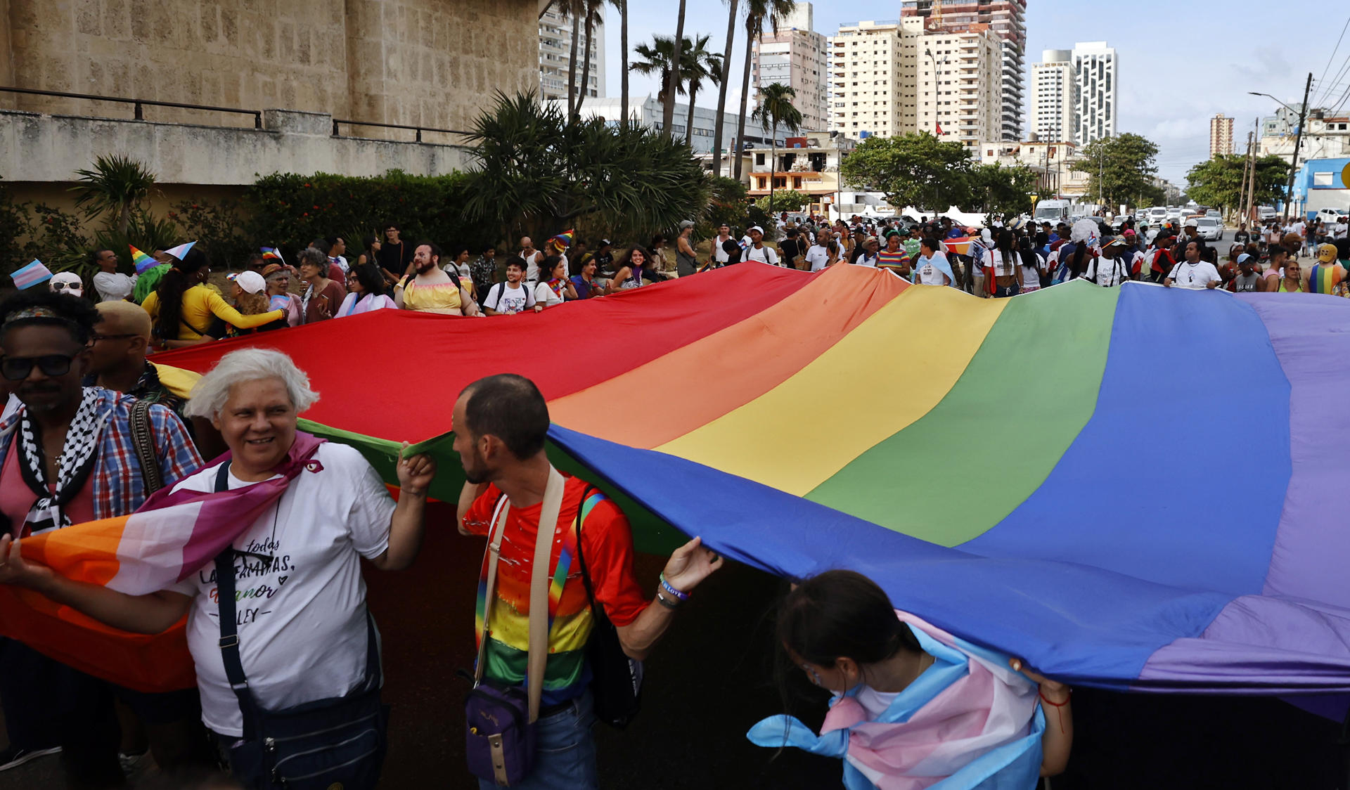 Personas participan en una marcha de la comunidad LGTBI este sábado, en La Habana (Cuba). EFE/ Ernesto Mastrascusa