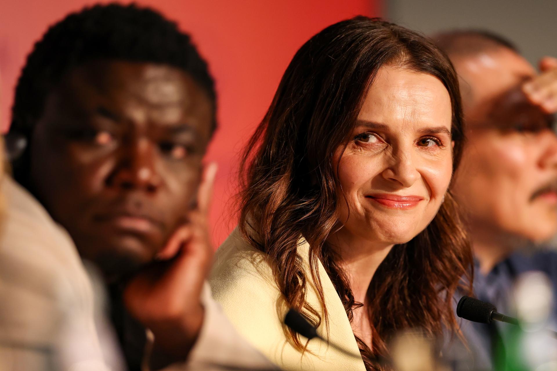 Miembros del jurado El cineasta congoleño Dieudo Hamadi (I) y la actriz francesa y presidenta del jurado Juliette Binoche (D) asisten a una conferencia de prensa antes de la inauguración del 78º Festival anual de Cine de Cannes, en Cannes, Francia, el 13 de mayo de 2025. El festival de cine se celebra del 13 al 24 de mayo de 2025. (Cine, Francia) EFE/EPA/TRISTAN FEWINGS / POOL *** Leyenda local *** CANNES, FRANCIA - 13 DE MAYO: (De izquierda a derecha) Didier Allouch y los miembros del jurado Payal Kapadia, Jeremy Strong, Alba Rohrwacher, Dieudo Hamadi, Juliette Binoche, Hong Sang-soo, Halle Berry, Carlos Reygadas y Leïla Slimani asisten a la conferencia de prensa del jurado en el 78º Festival anual de Cine de Cannes el 13 de mayo de 2025 en Cannes, Francia. (Foto de Tristan Fewings/Getty Images)