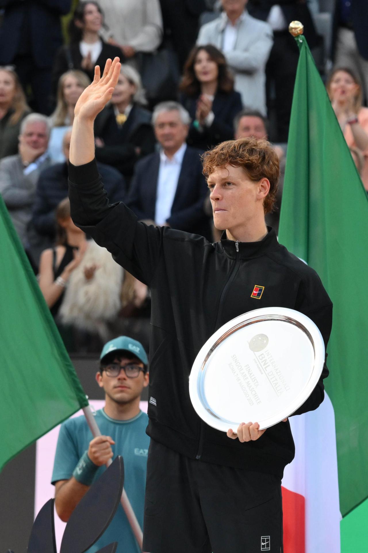 Jannik Sinner con el trofeo de subcampeón de Roma. EFE/EPA/Roberto Ramaccia