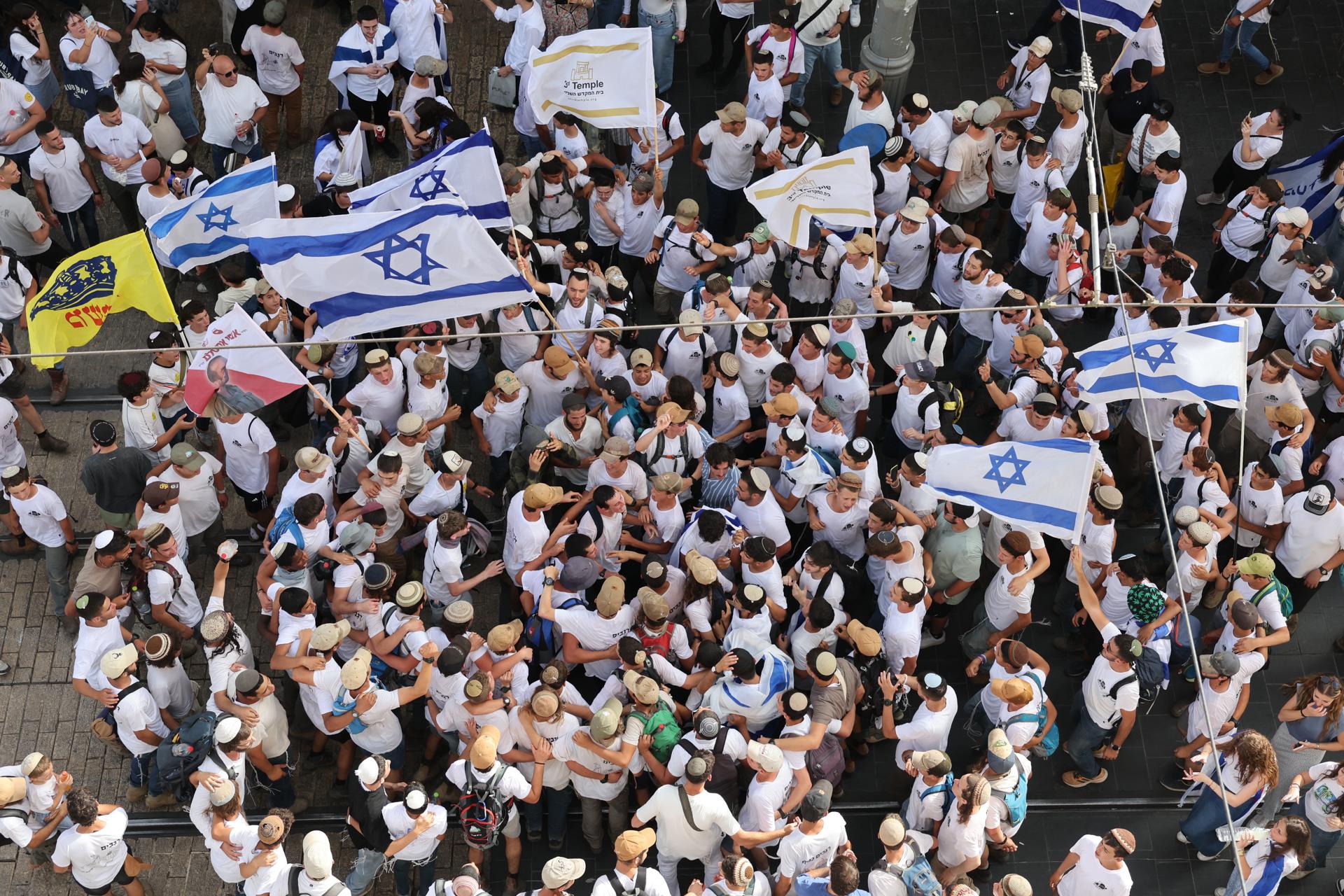 Israelíes bailando con banderas durante las celebraciones del Día de Jerusalén y la 'Marcha de la Bandera' cerca de la Ciudad Vieja de Jerusalén, 26 de mayo de 2025. La 'Marcha de la Bandera' israelí anual en el Día de Jerusalén conmemora el establecimiento del control israelí sobre la Ciudad Vieja de Jerusalén después de la guerra de los seis días en 1967. (Jerusalén) EFE/EPA/ABIR SULTAN EPA